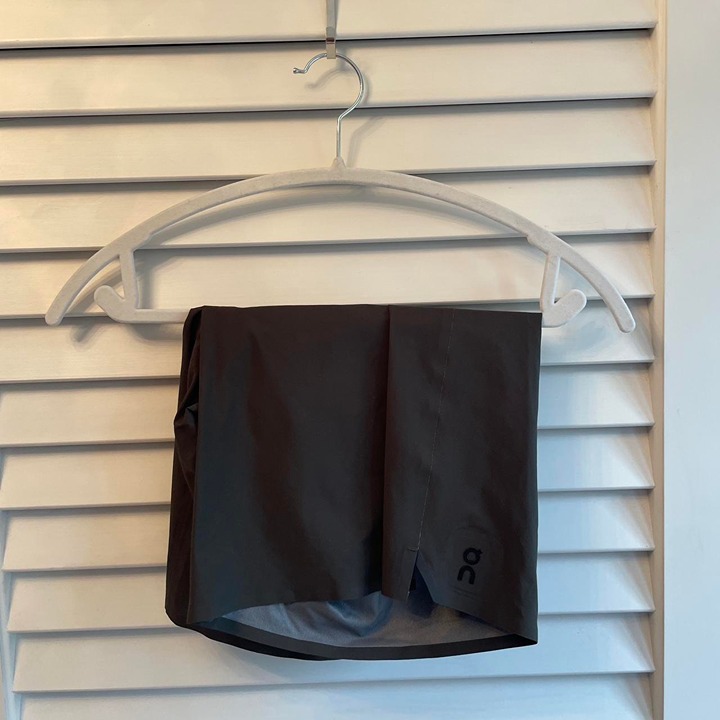 on running waterproof shorts (shadow — dark, dark green shade)