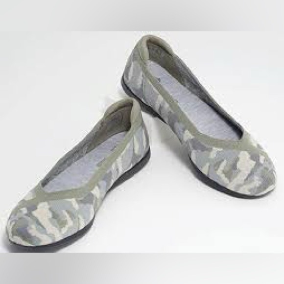 Clarks Carly knit flats camouflage print women’s size 11 casual neutral
