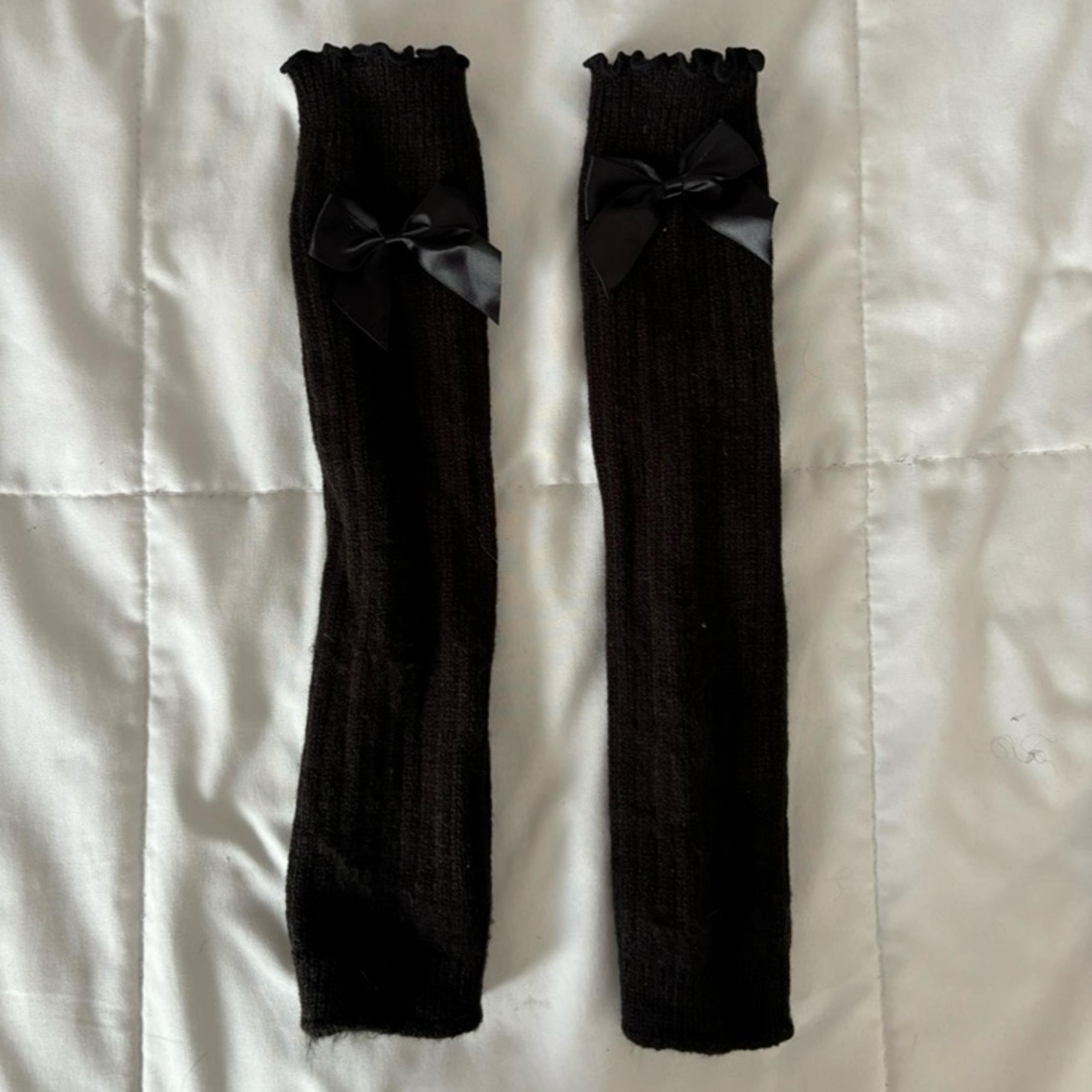 Black ribbed leg warmers with bow