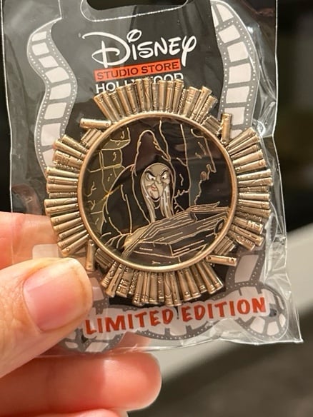 D23 Disney Studio Store Hollywood DSSH Circle of Books Hag Snow White LE400 Pin