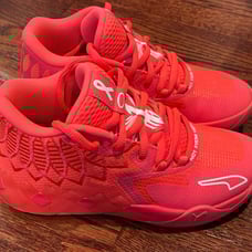 Kid’s Athletic Shoes size 5 MB.O1