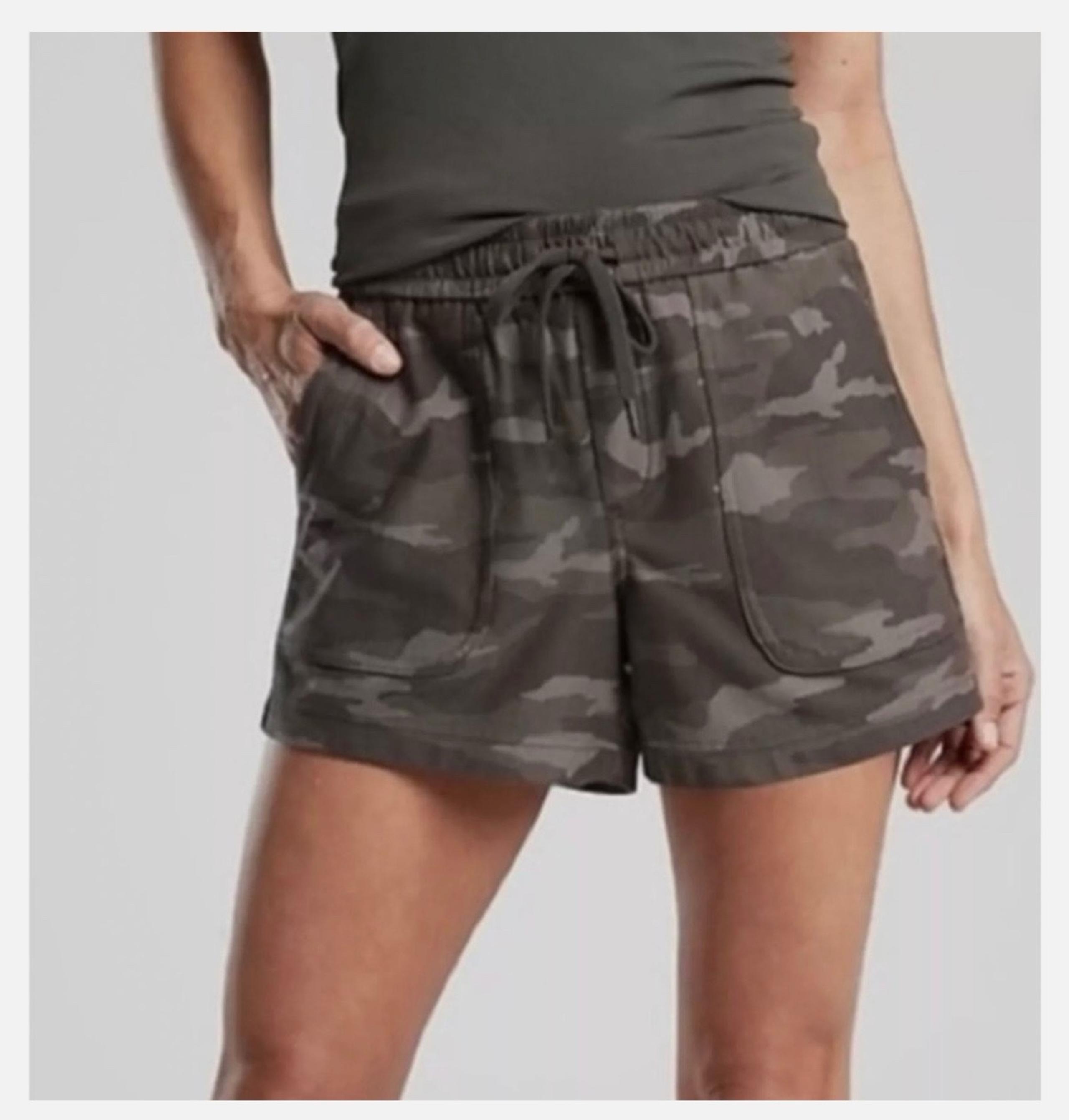 Athleta Camo Farallon Pull On Shorts Drawstring Pockets Women’s size 4
