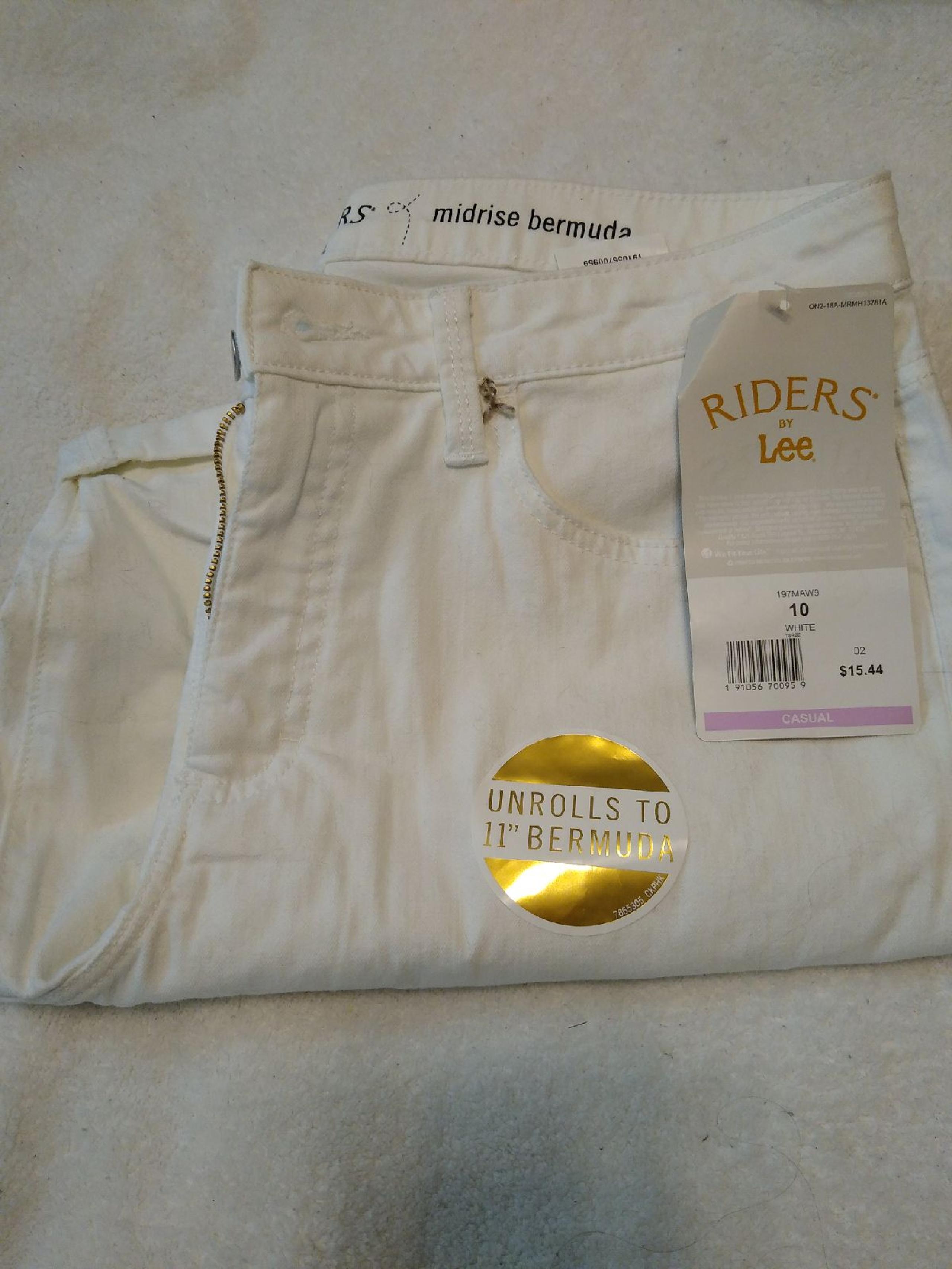Lee's mid-rise Bermuda shorts.  White li