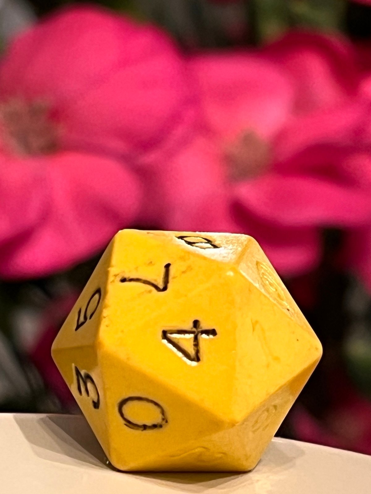 Vtg Gamescience d20 opaque yellow w/ black & ghost pips rpg ad&d dice 121323@
