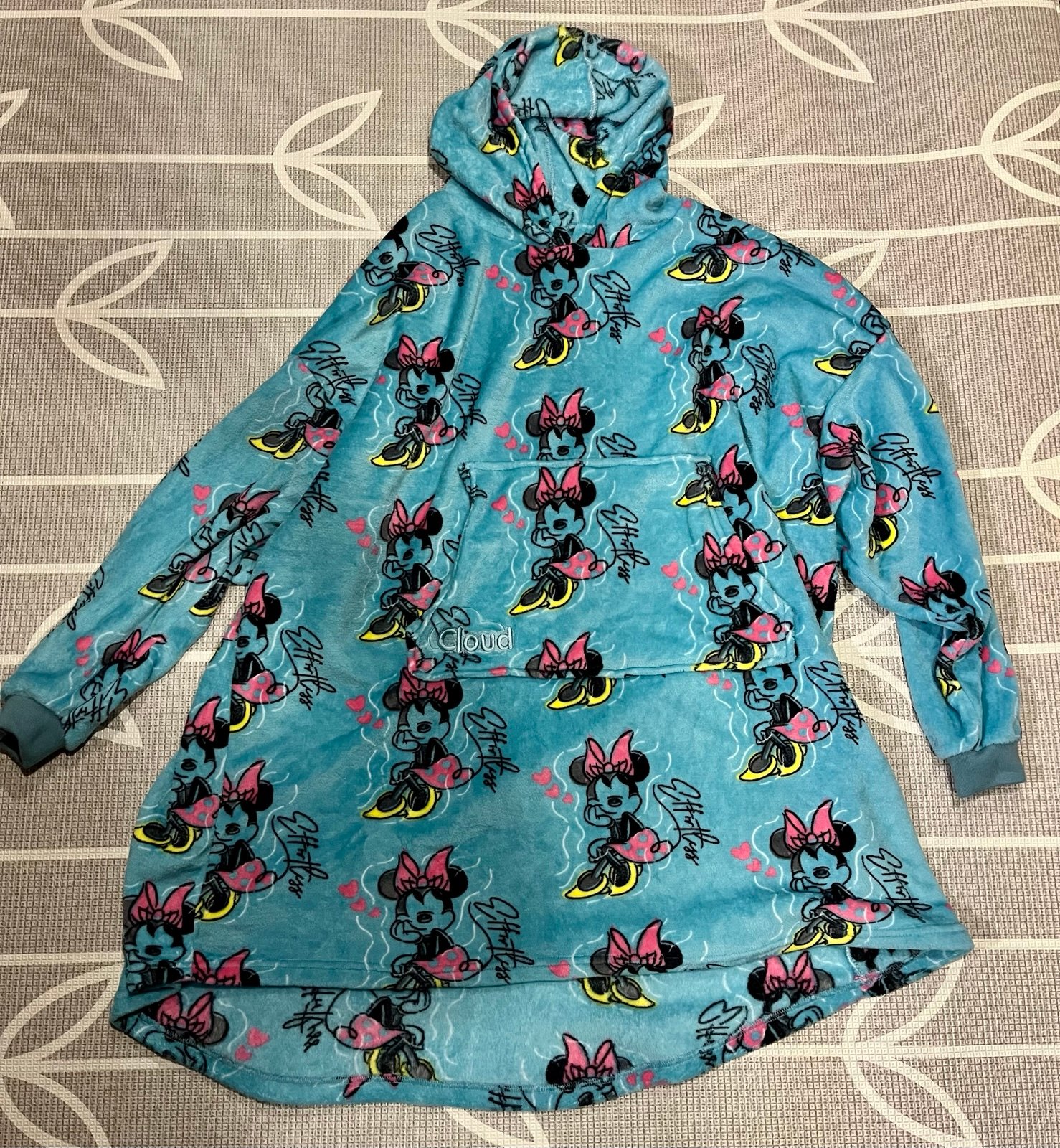 Minnie Mouse wearable blanket