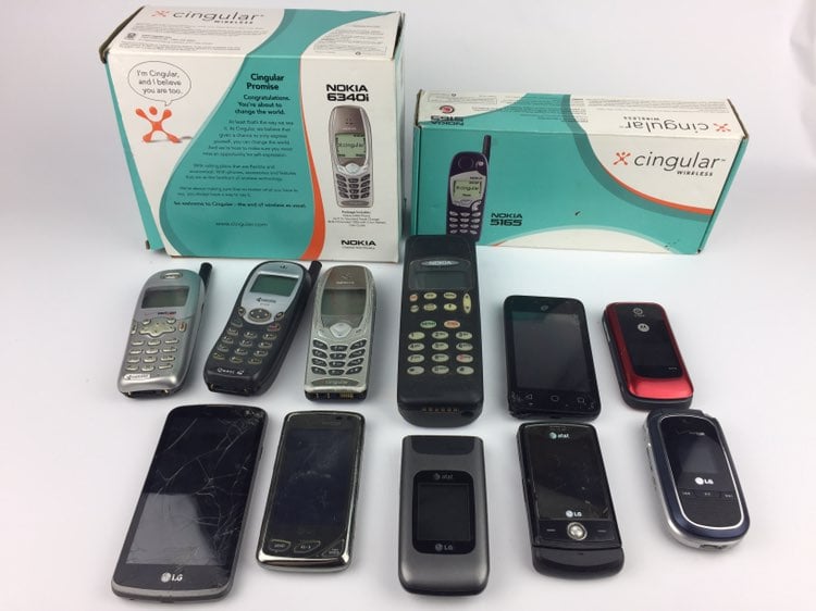 Lot of 13 Phones - Motorala, LG, & MORE!