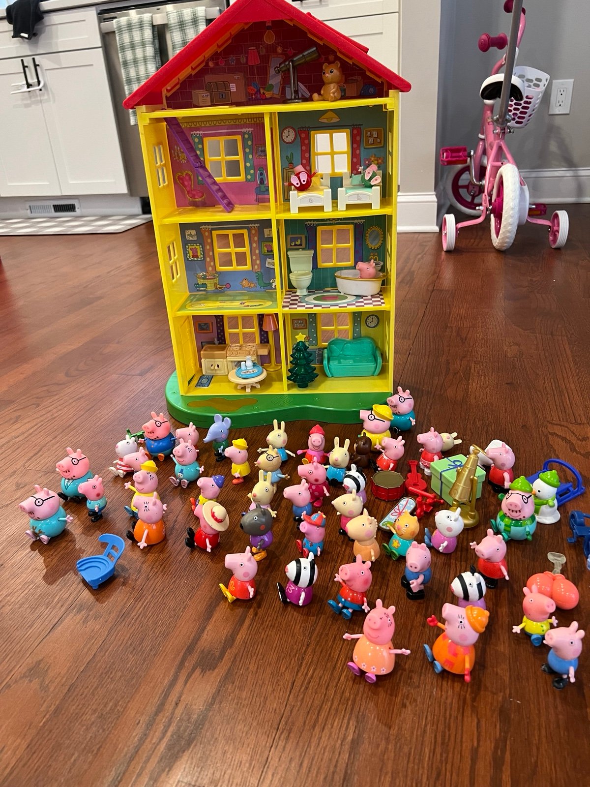 Peppa Pig family home with multiple figures