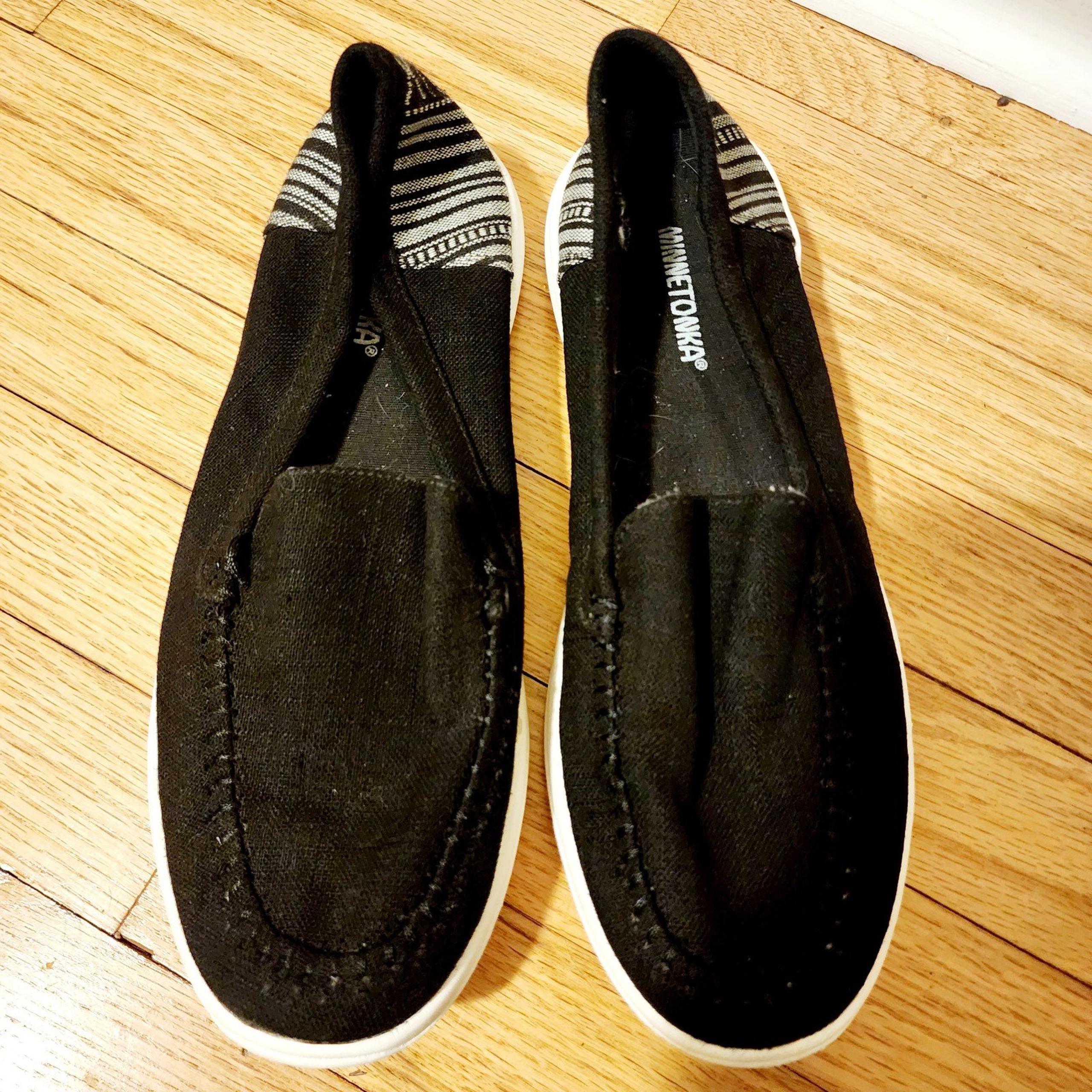Minnetonka Black White Discover Woven Slipper Slip On Shoe Women's Size 10 M EUC