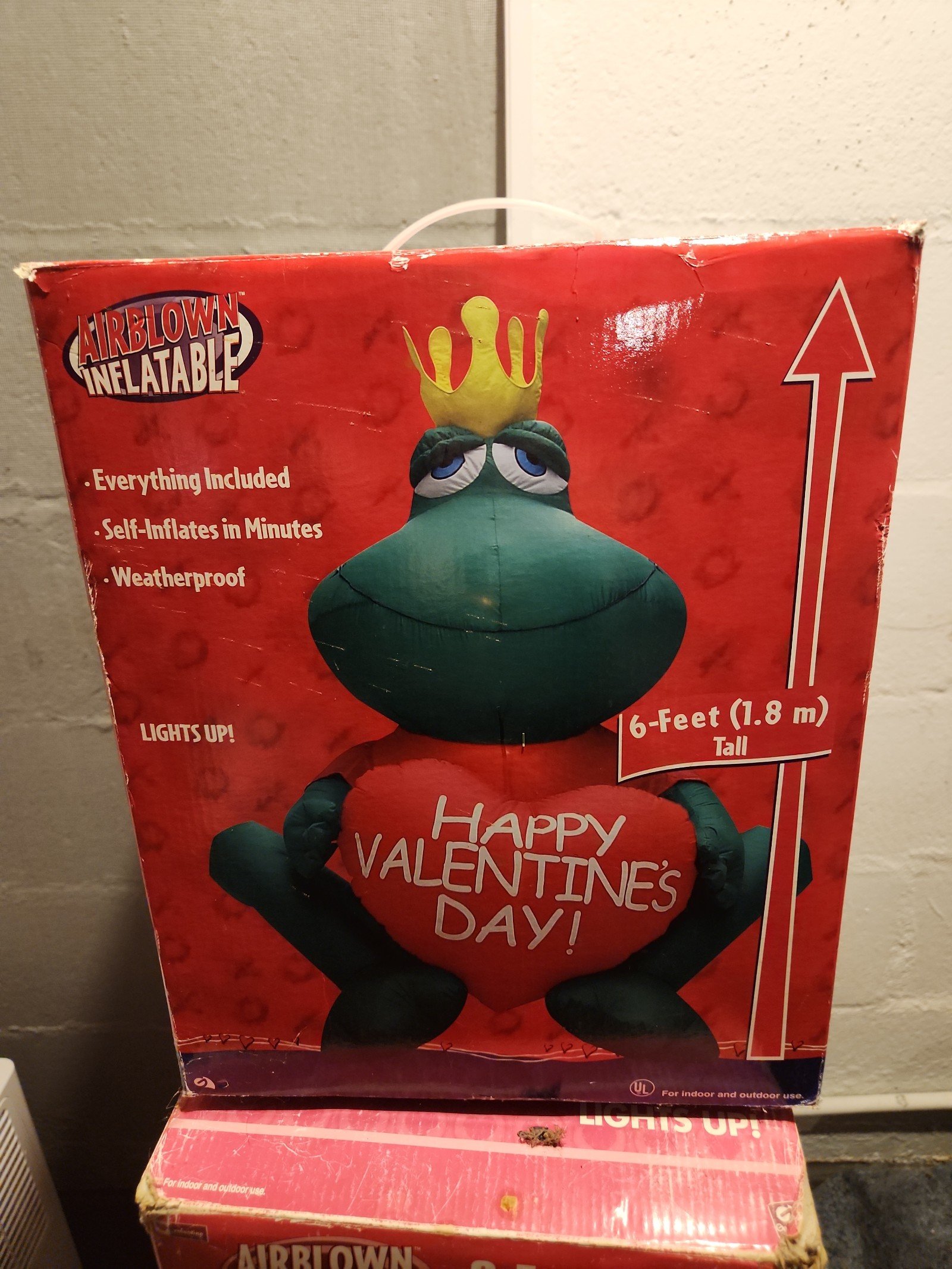 BNIB VALENTINES DAY 6FT FROG PRINCE WITH HEART INFLATABLE