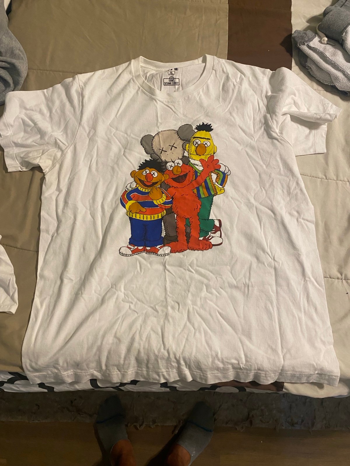 4 KAWS UNIQLO T SHIRT SET XL