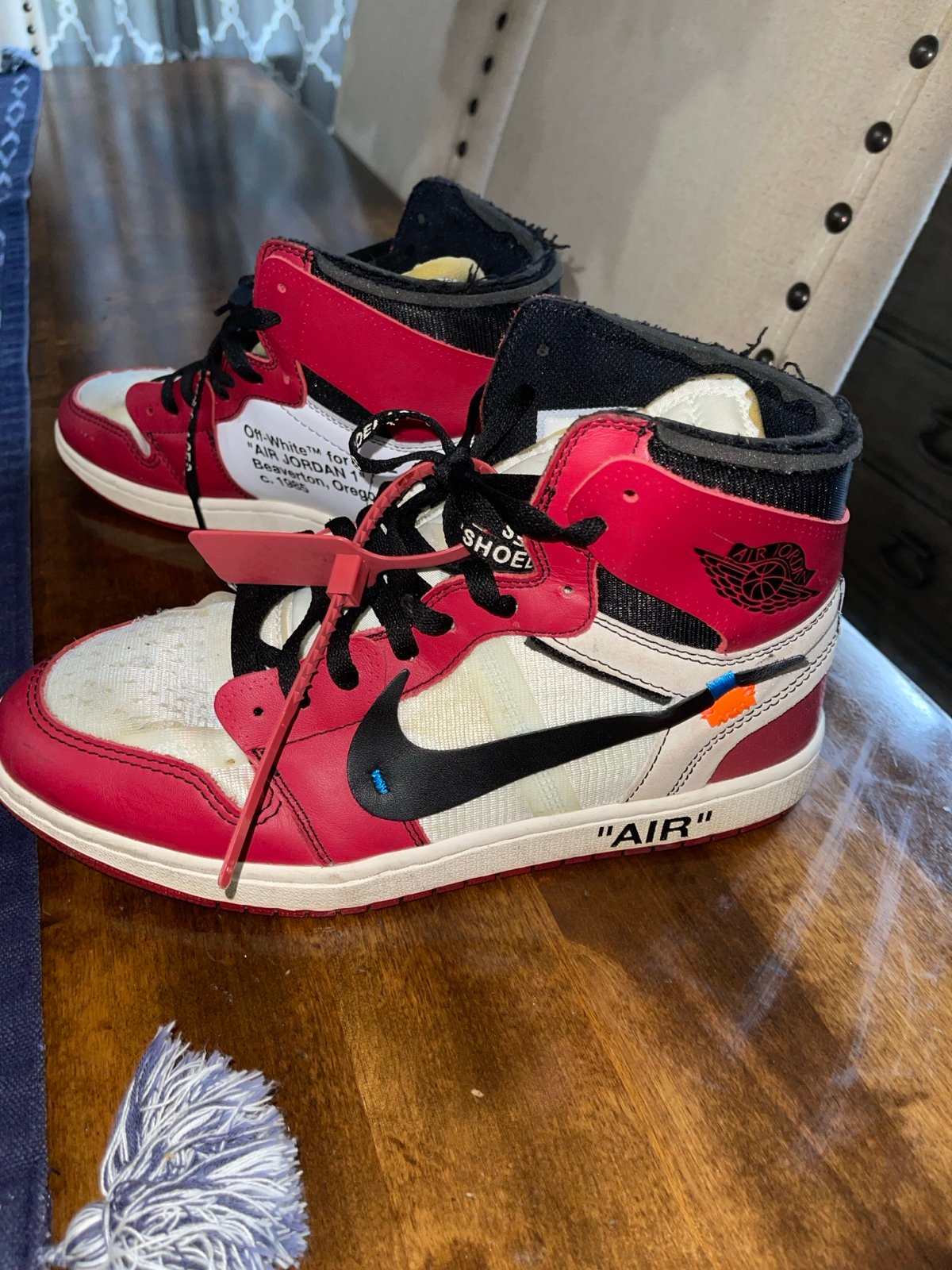 Jordan off white 1 “Chicago” zip tie signuture