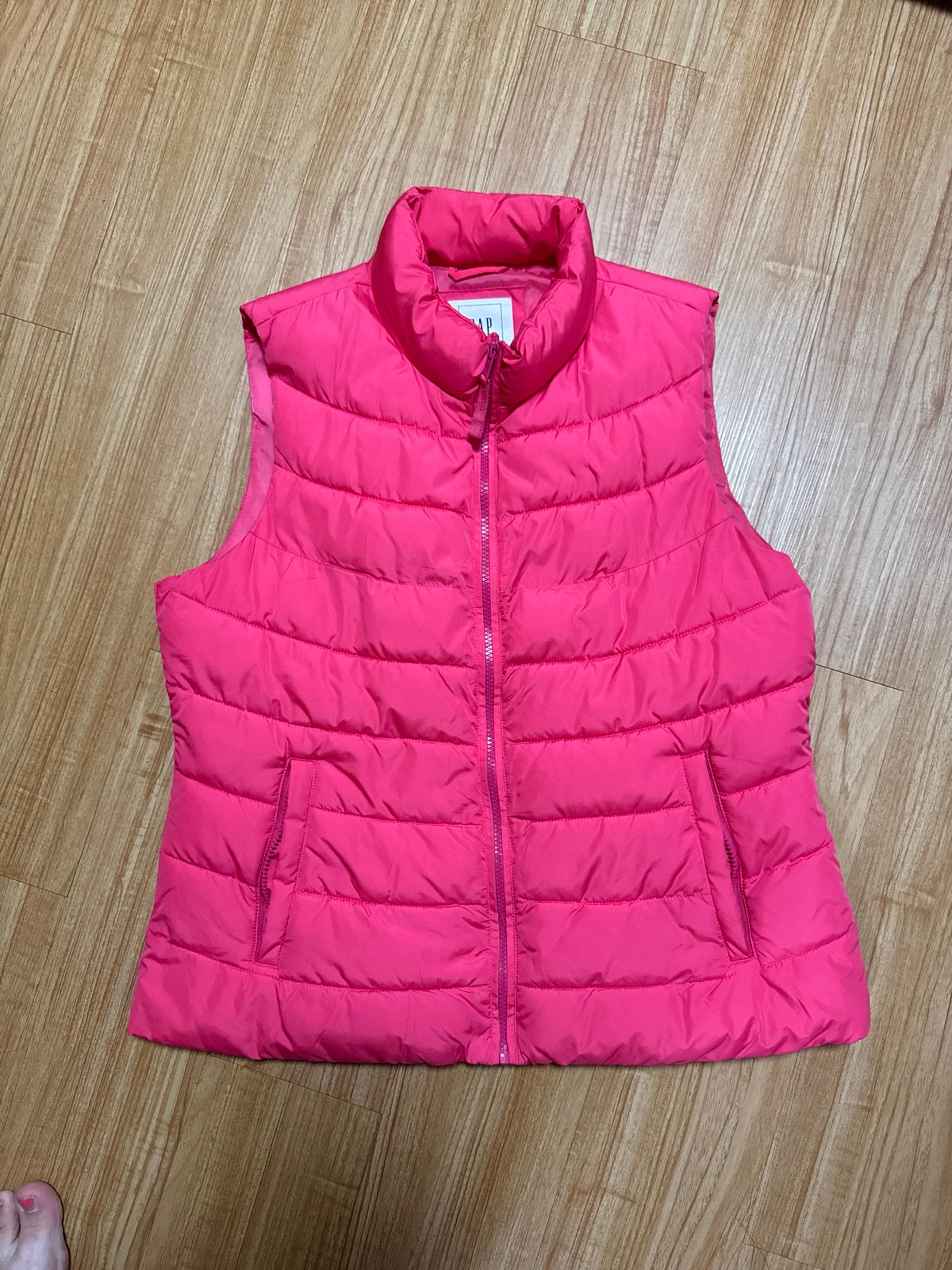GAP Hot Pink Puffer Vest – Women’s Size Large – Good Condition