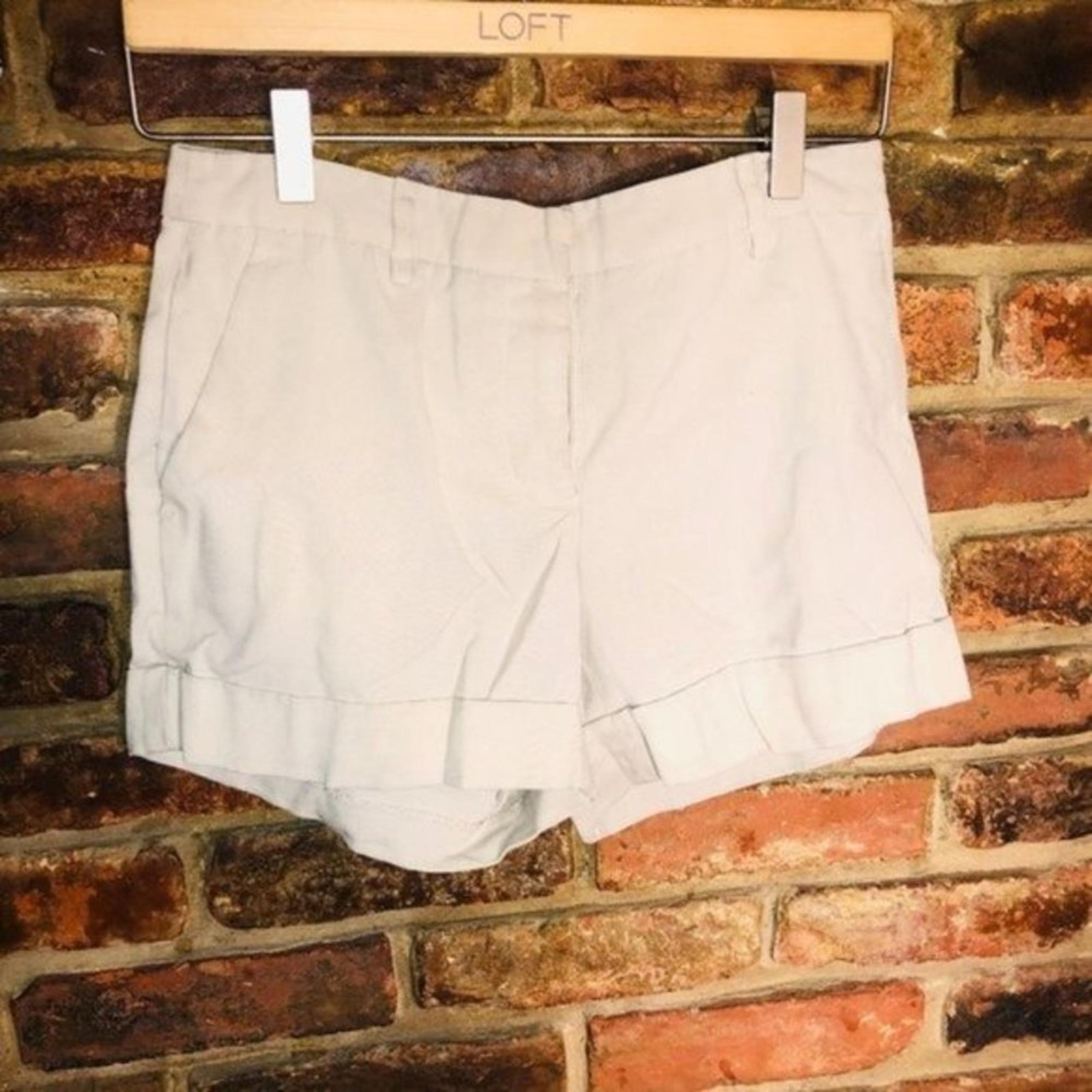 Forever 21 Beige Flat Front Khaki Chino Shorts Women's Size Small