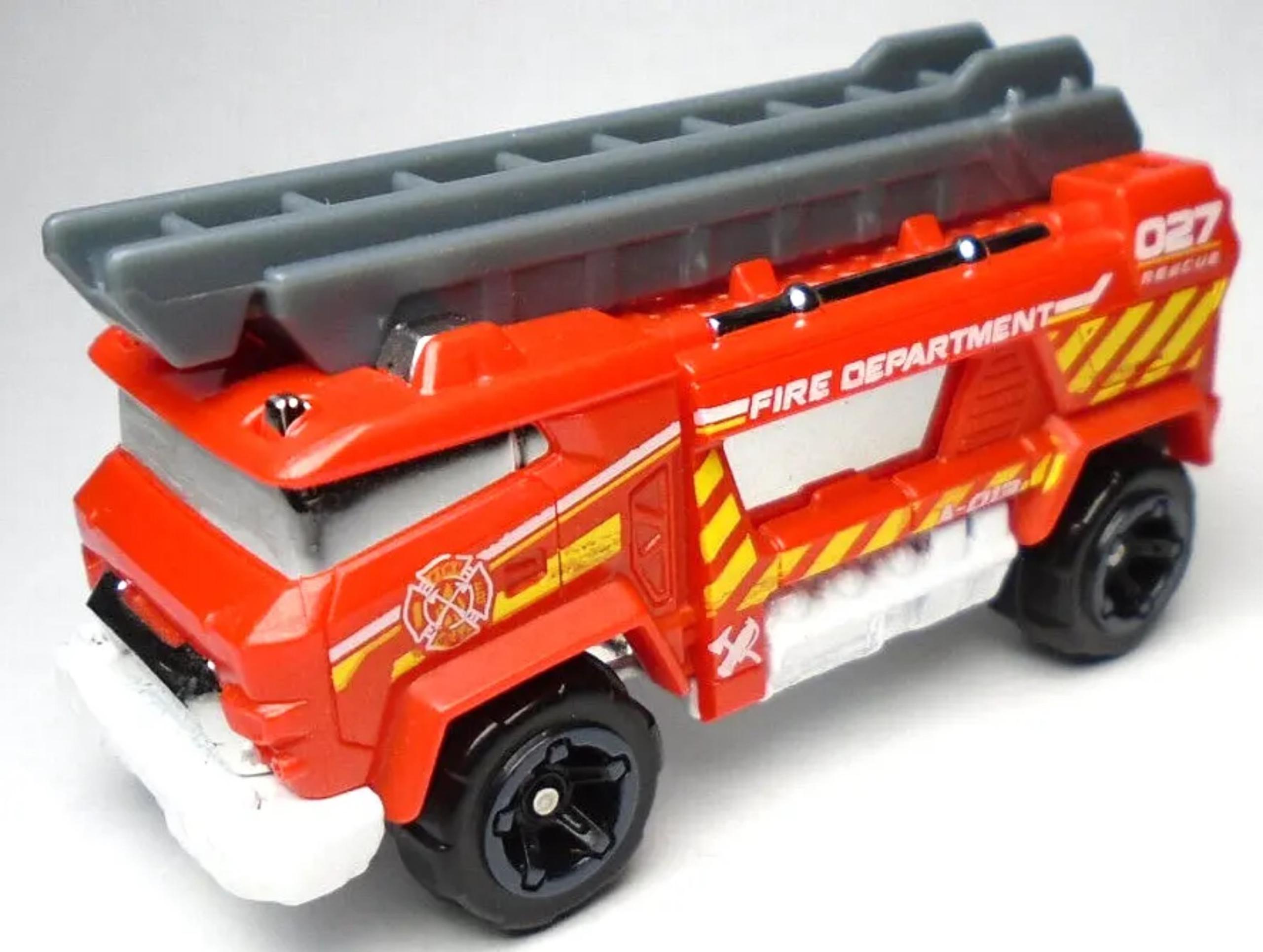 ZURU METAL MACHINES #027 FIRE DEPARTMENT RED 1:64 DIECAST 2 7/8" RESCUE TRUCK