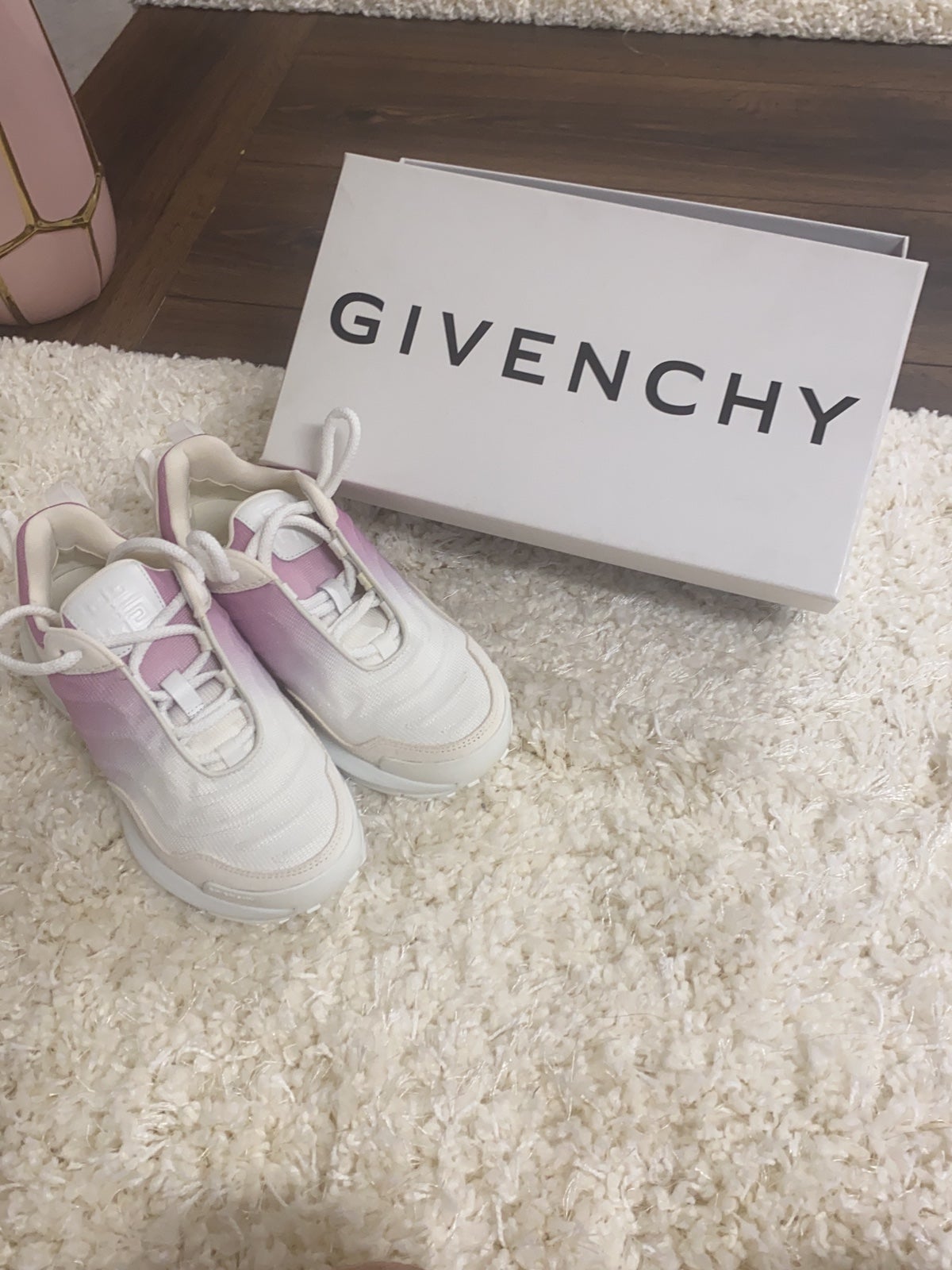 sneakers for woman