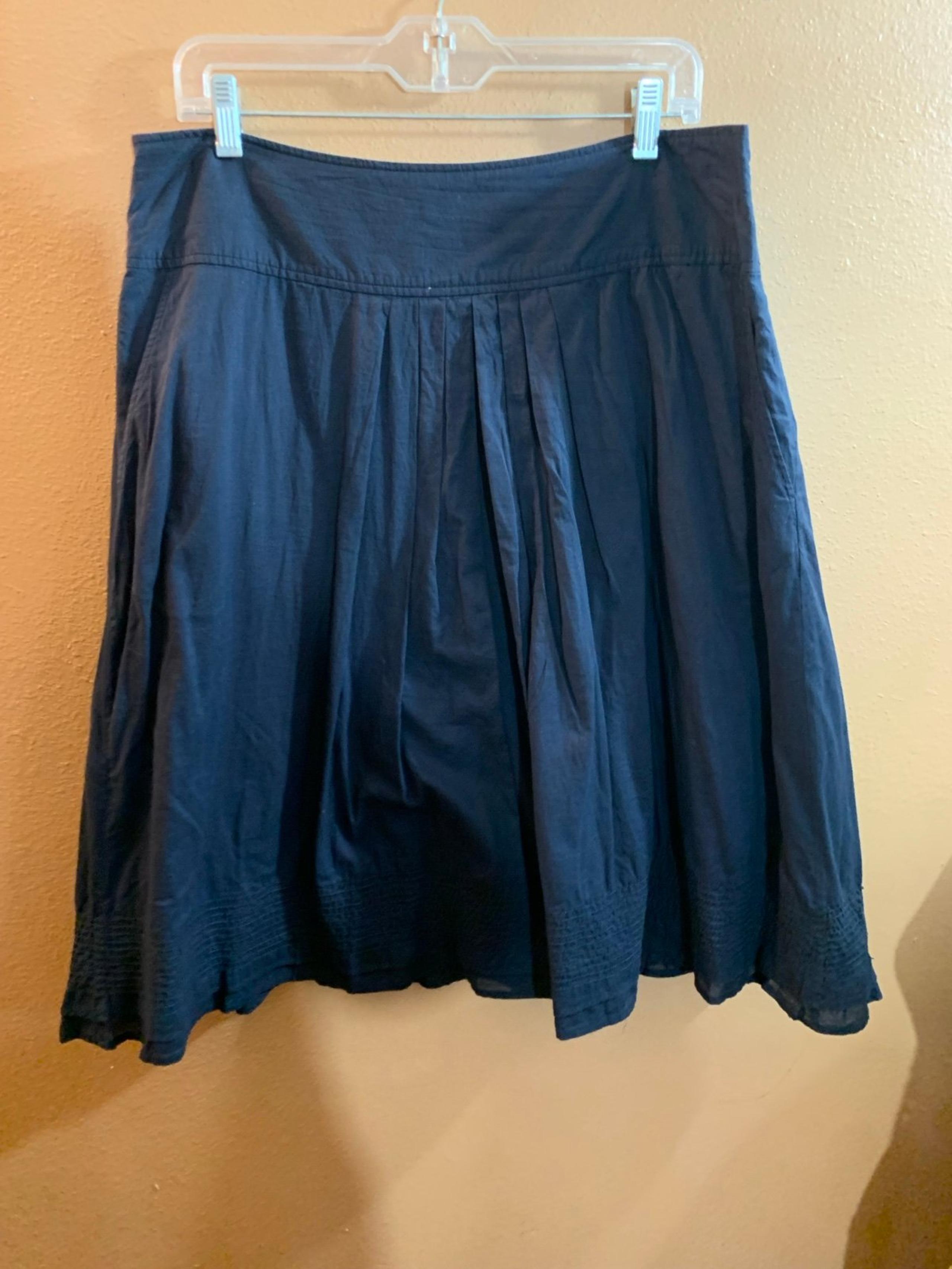 Banana Republic Navy Blue Cotton Women's Skirt with Pockets - Size 14