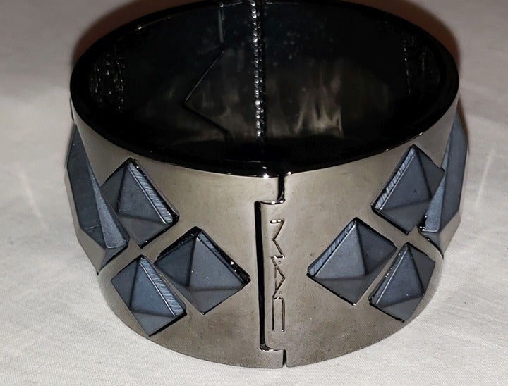 MAC Cosmetics PEWTER METAL CUFF w/ black studs EMPLOYEE ONLY EXTREMELY RARE NEW