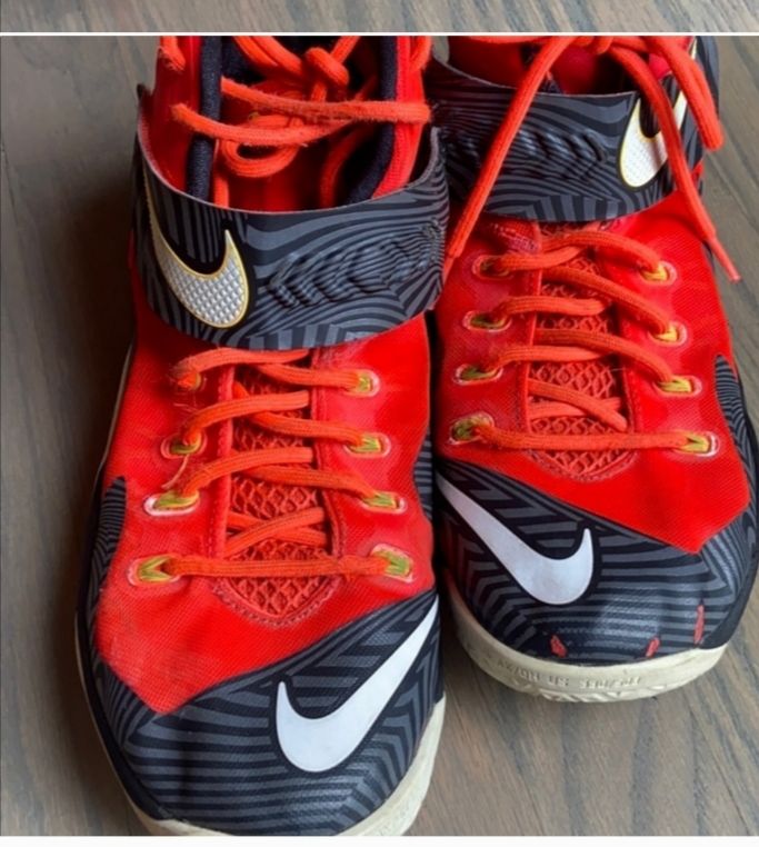 Nike lebron Men Shoe size 10