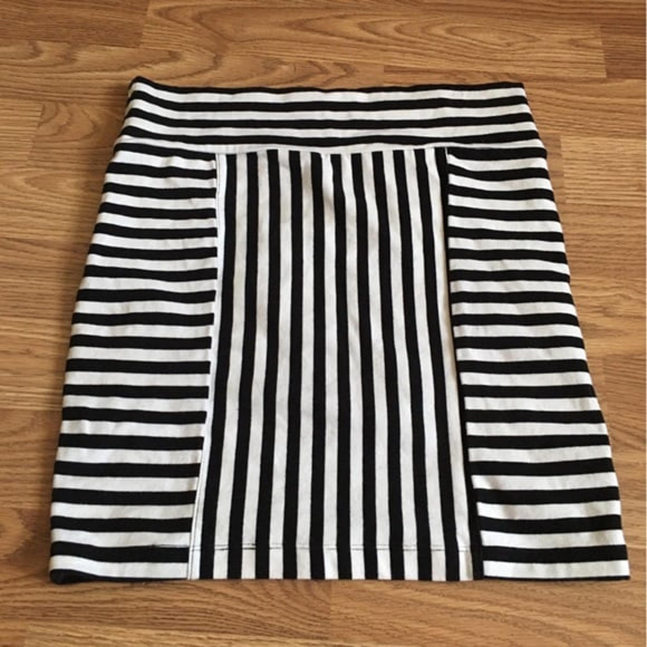 Decree Black and White Striped Mini Skirt: Size Medium
