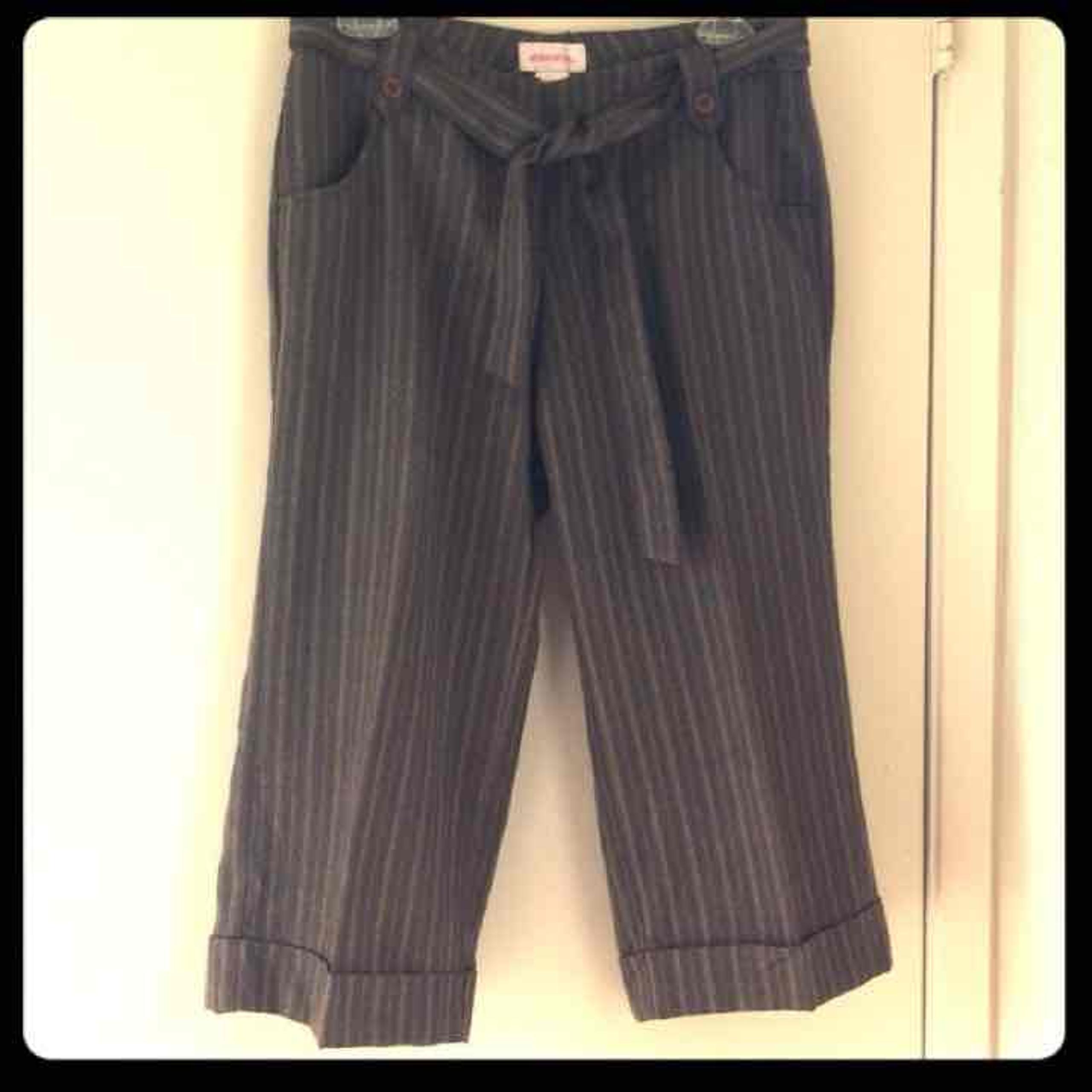 Pinstriped cropped pants