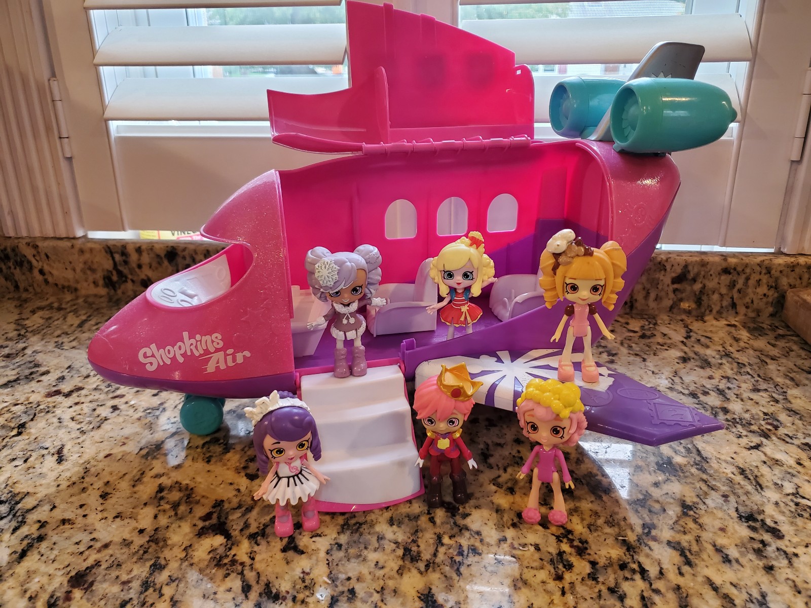 SHOPKINS JET AIRPLANE PLANE + 6 FIGURES