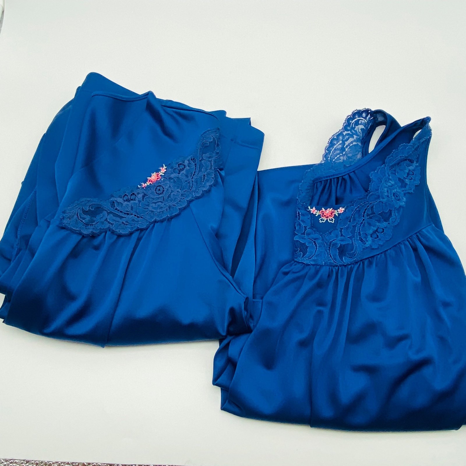 Vintage woman's Night Gown & robe size small blue Lace Accents