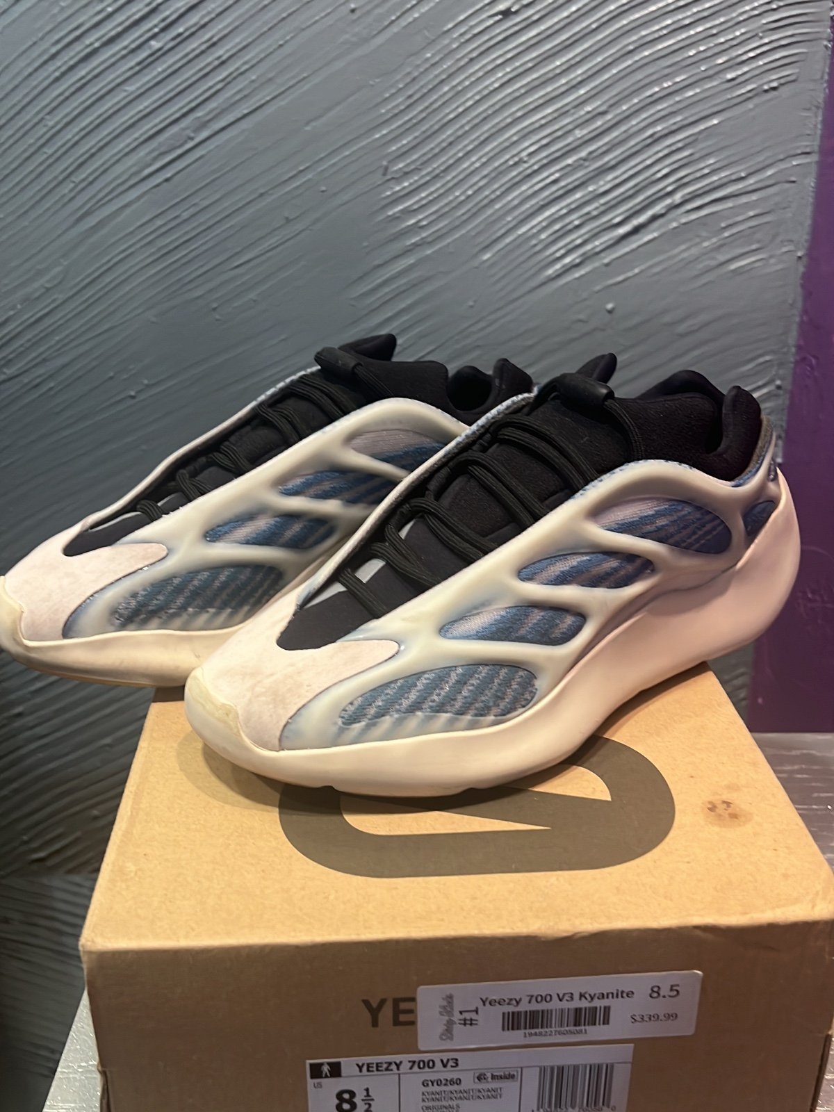 Yeezy 700 V3 Kyanite 8.5 men