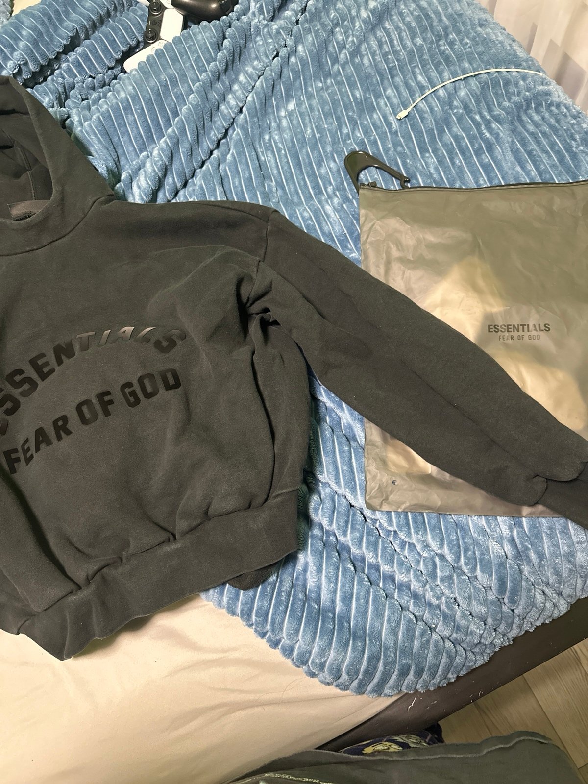 black cropped essentials hoodie