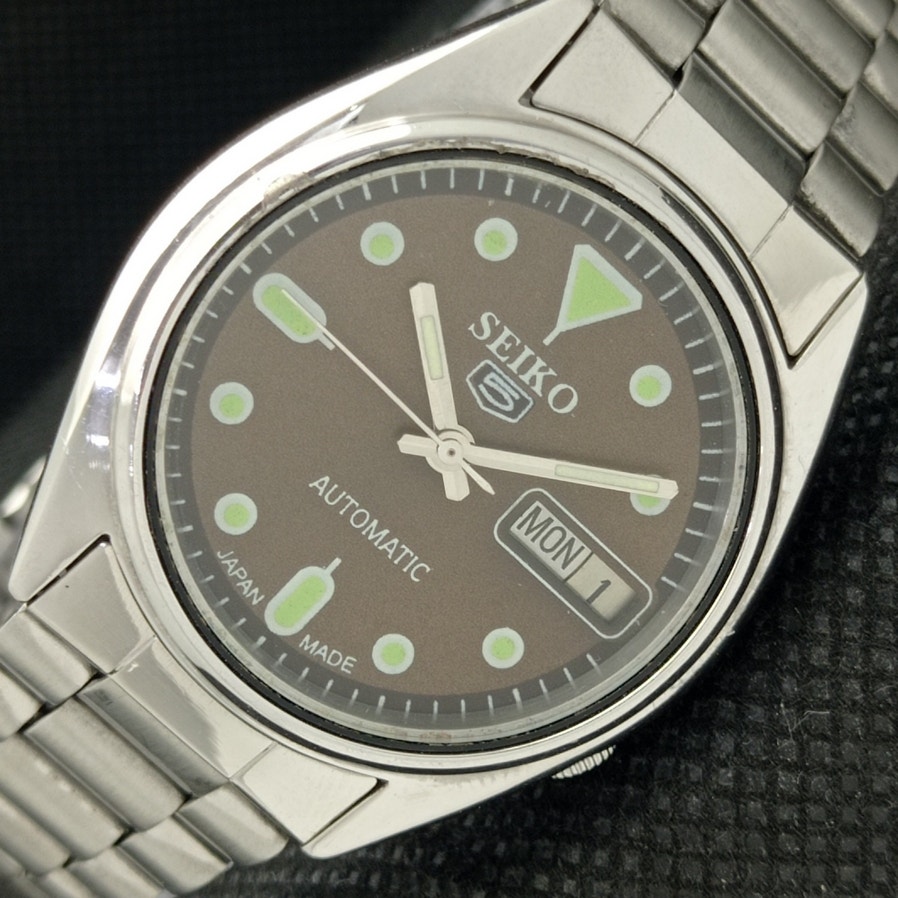 Vintage 1972 Seiko Automatic Mens Silver Watch W/daydate & Green accents