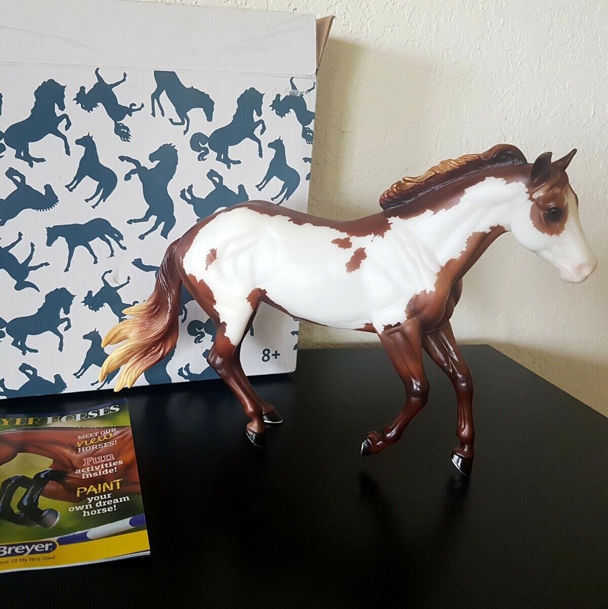 BREYER Notoriously Framed 2021 Collectors Club Long Tail Short Mane Horse NEW