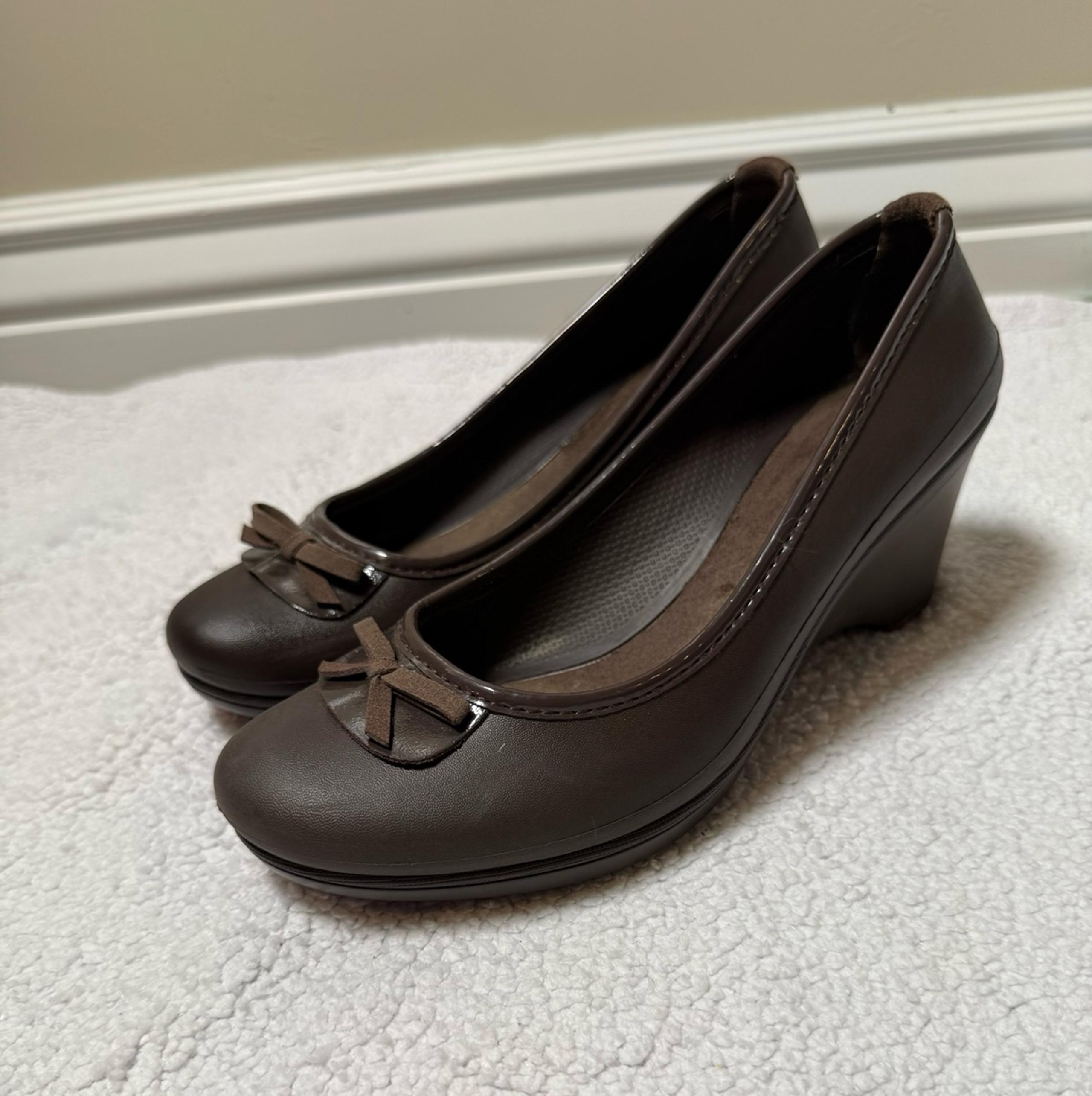 Crocs Women’s Size 7 Lina Wedge Pump Preppy Brown Bow Comfort Shoe Ballet