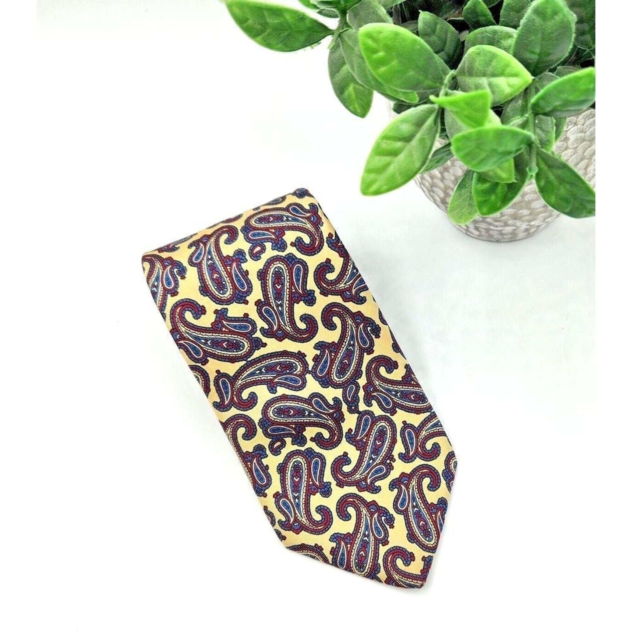 Trissardi Tie Yellow Red Blue Paisley Pattern 3 1/4" x 56" Necktie