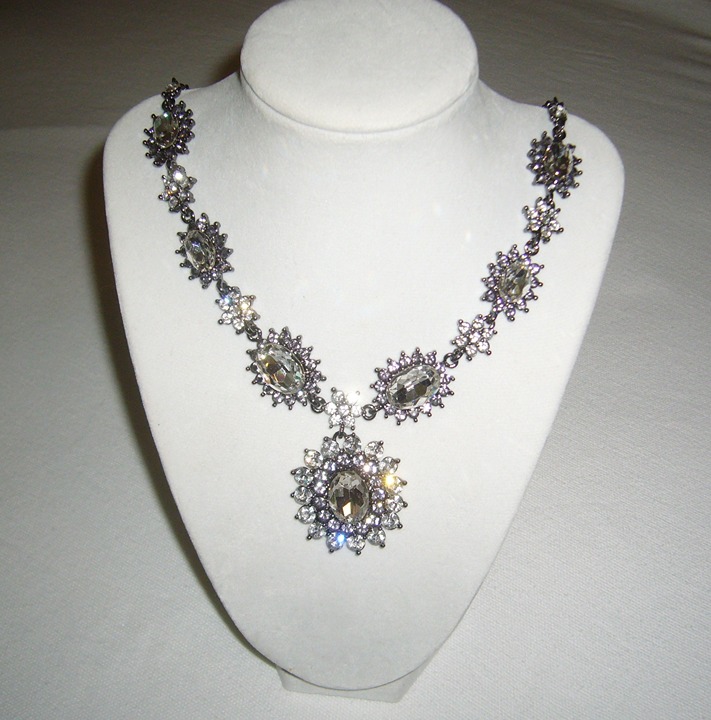 AMRITA SINGH # 5560 - GUNMETAL & CLEAR STONE TATEMENT NECKLACE (NEW)