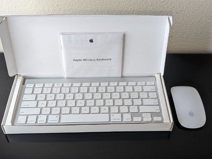 Apple A1296 Wireless Magic Mouse + A1314 Wireless Keyboard Tested -Cleaned IOB