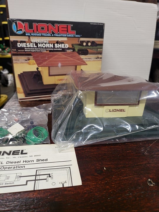 NIB Lionel 6-12735 Operating Diesel Horn Shed, Illuminated and the Horn Sounds