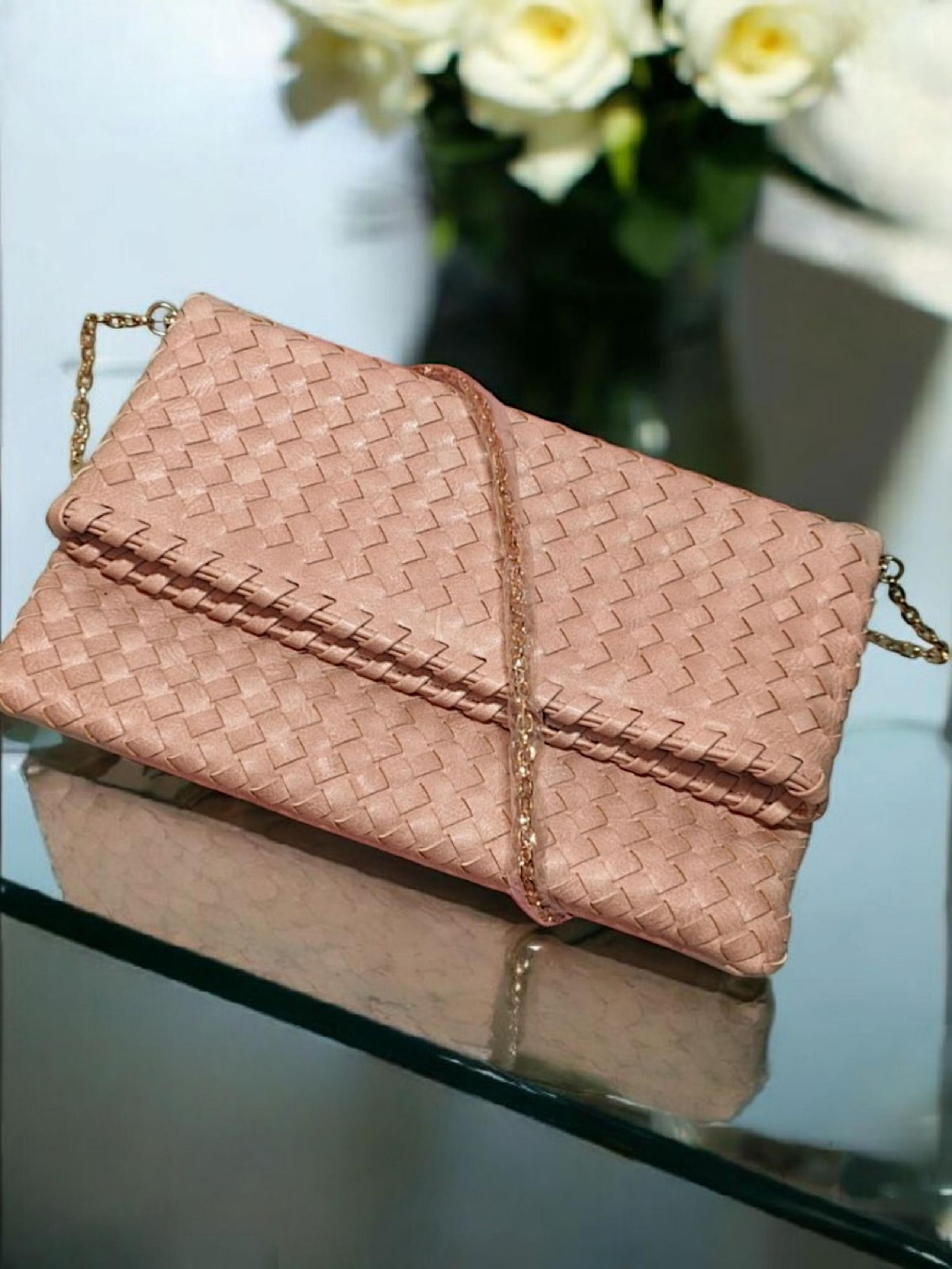 ClutchURBAN EXPRESSIONS Weave Fold Over  Chain Crossbody Bag