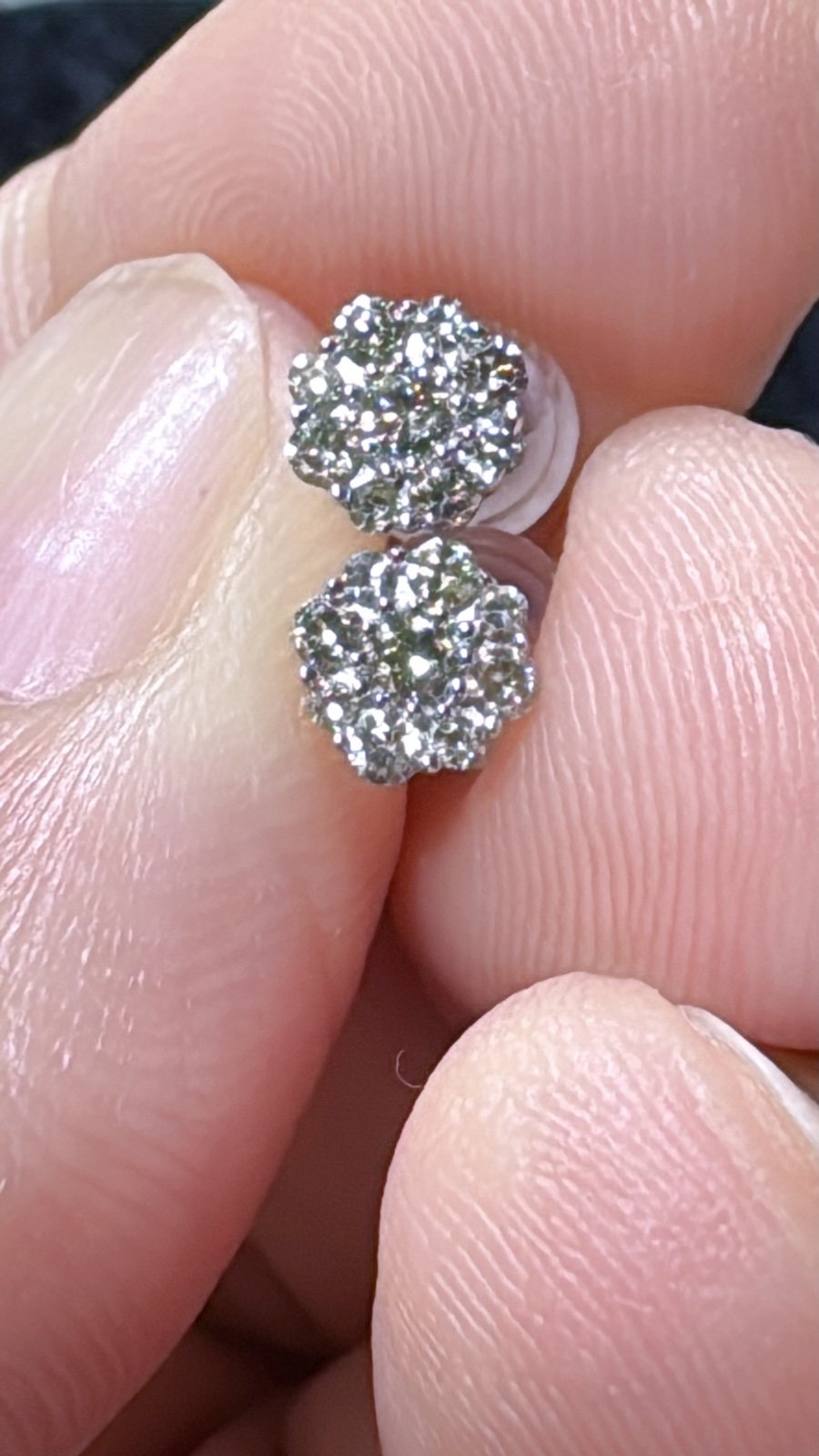 Diamonds stud earrings