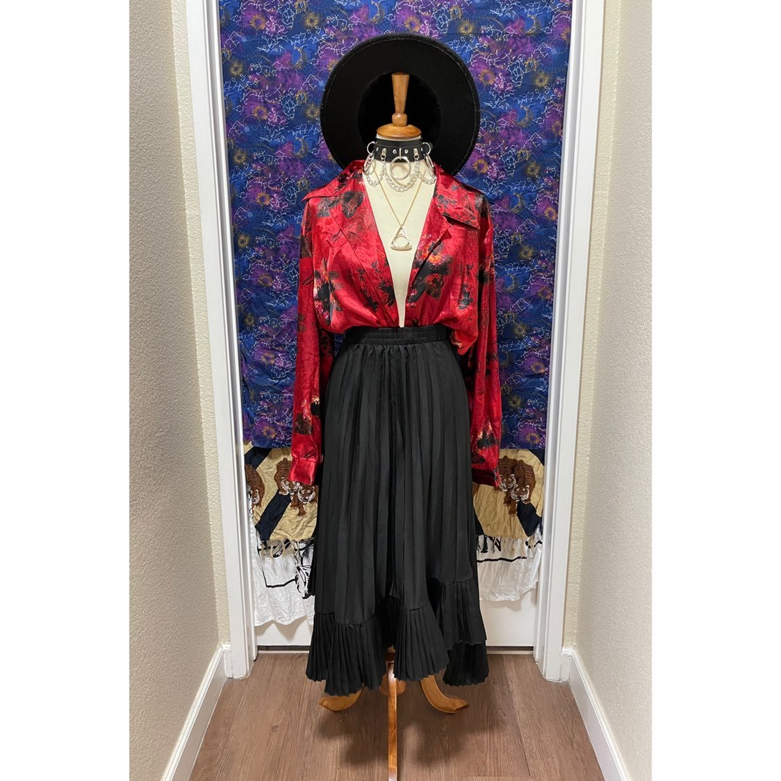 Amazing Vintage midnight roses top