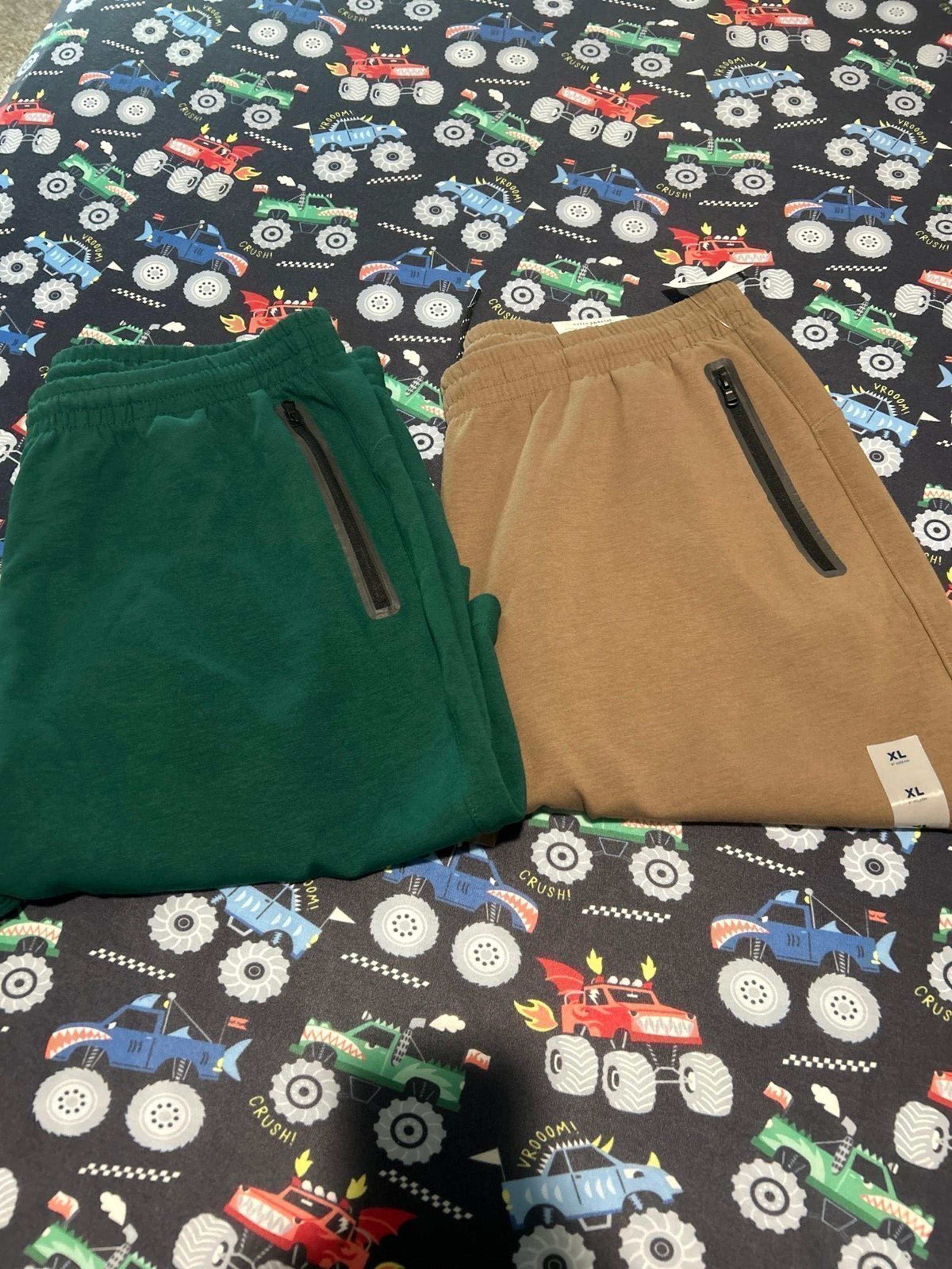 Men’s Old Navy Bundle Deal fleece shorts (XL)