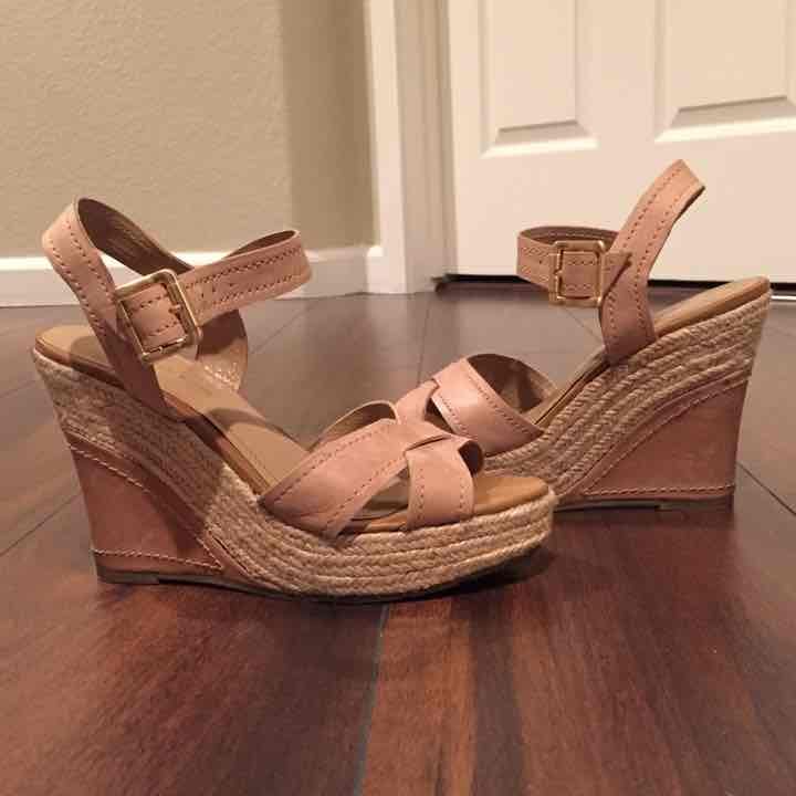 BCBG cream wedges 6.5