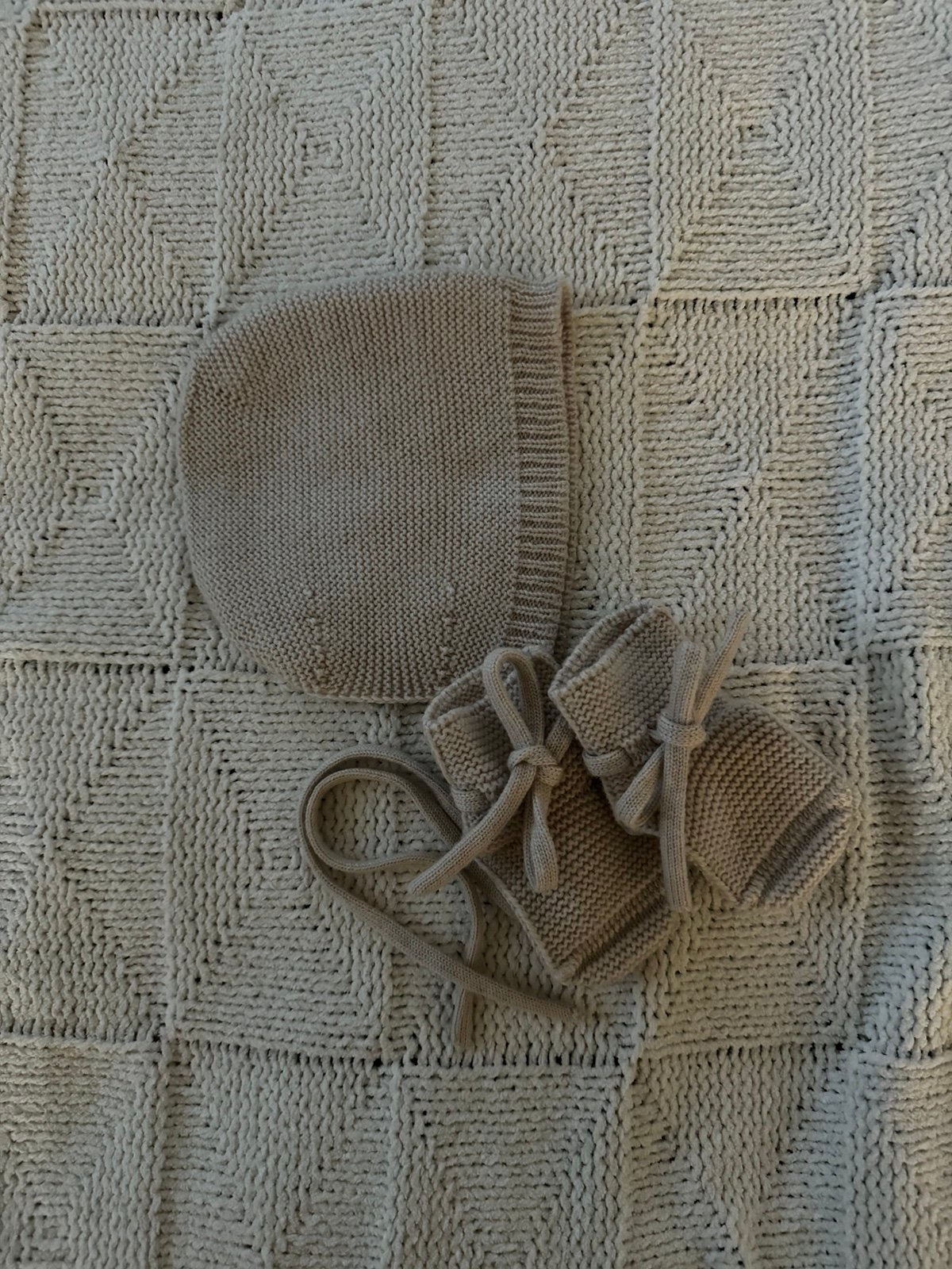 Hvid knitted hat and booties