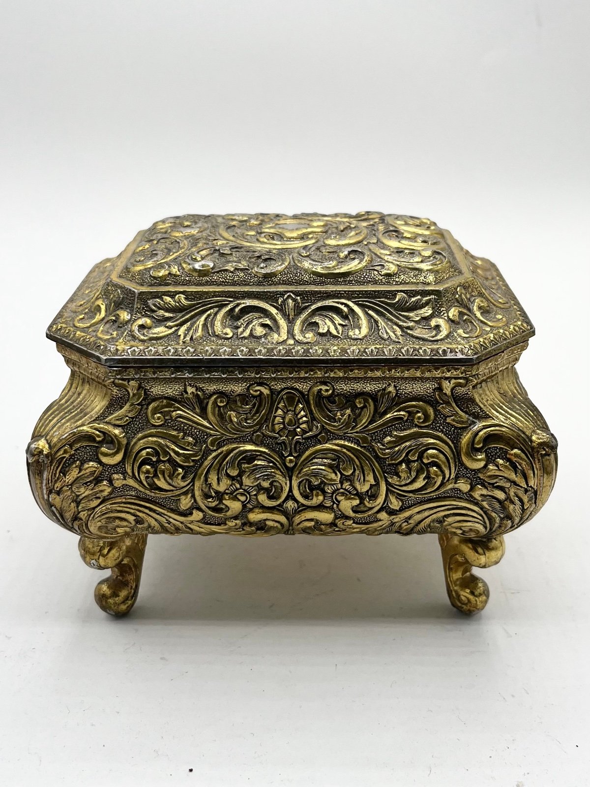VTG Ornate Gold Tone Hollywood Regency Bas-Relief Footed Jewelry Box 5”x4”x3”