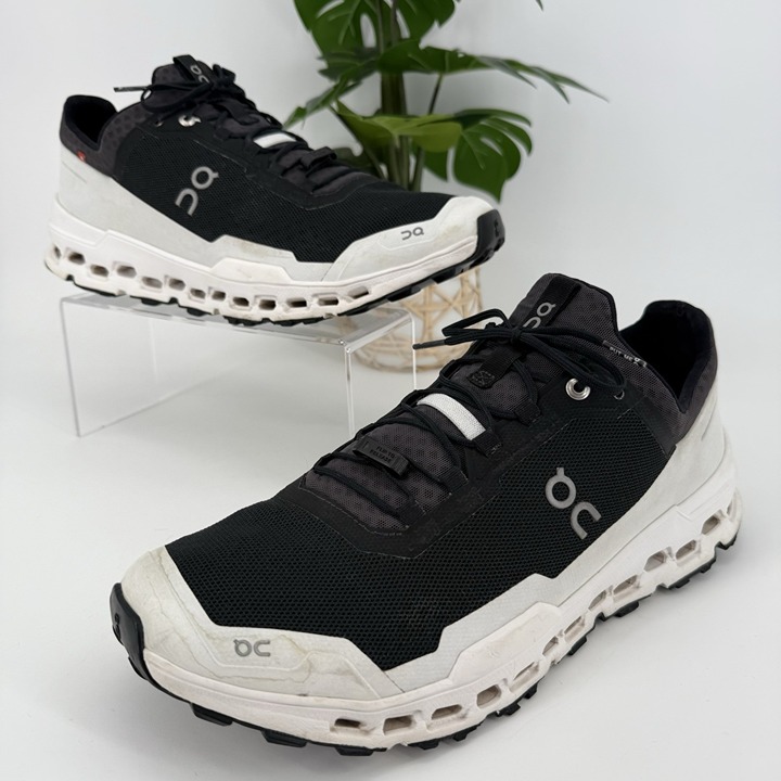 On Cloud Men’s Swiss Engineering Black & White Running Shoes Size 12 US