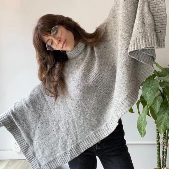 Club Monaco Italian Yarn Drop Wing Cropped Poncho in Sz M/L
