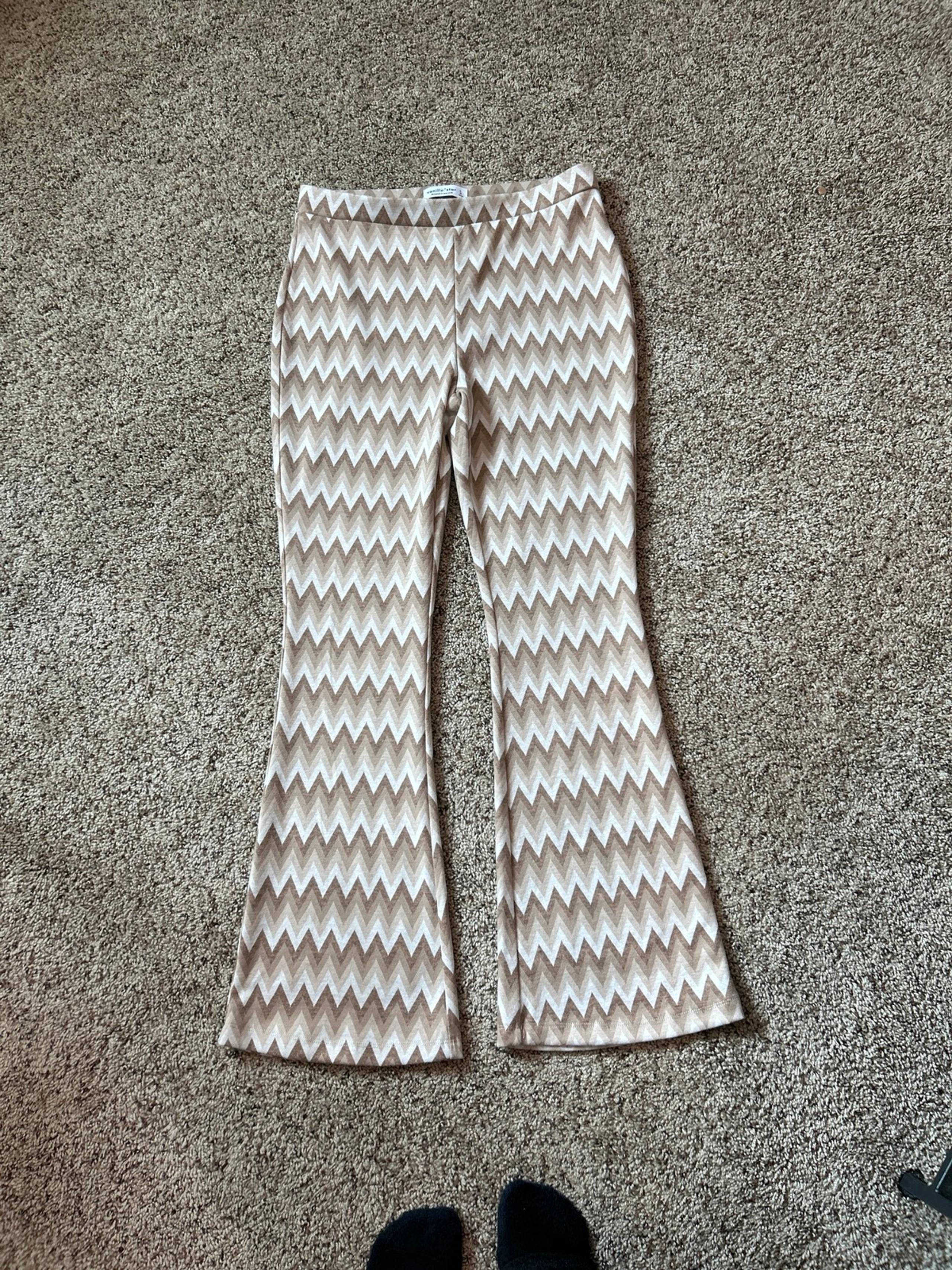 Vanilla Star Flare Leg Stretch Pull on Pants, Large.  Stripe Chevron