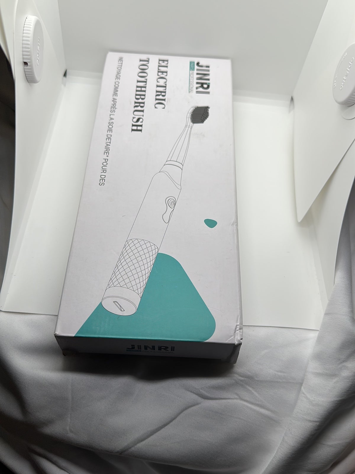 Electric toothbrush with tooth whitening