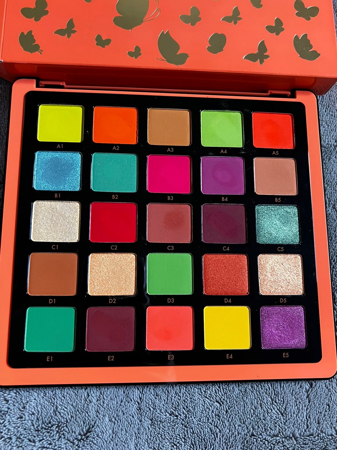 ABH Norvina Pro Pigment Palette Vol.3 I only slightly swatched some shades