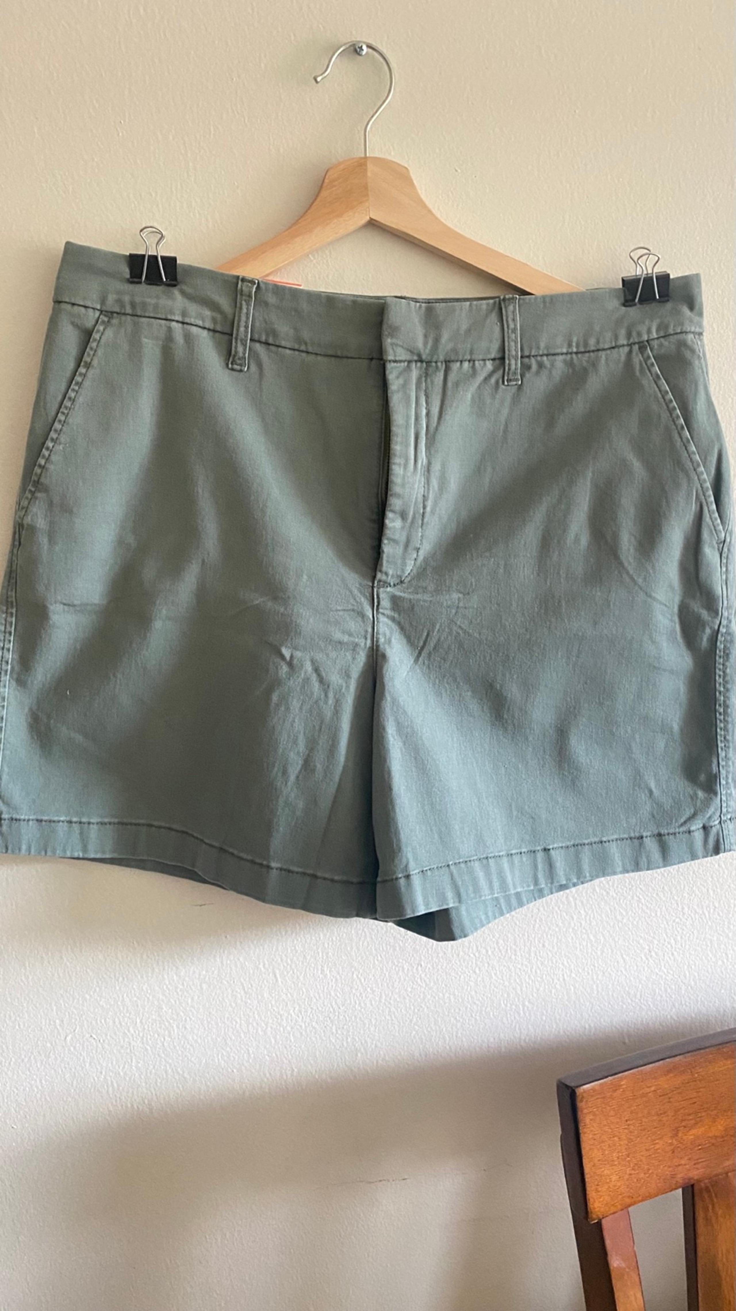 Anne Klein women chino shorts size 16