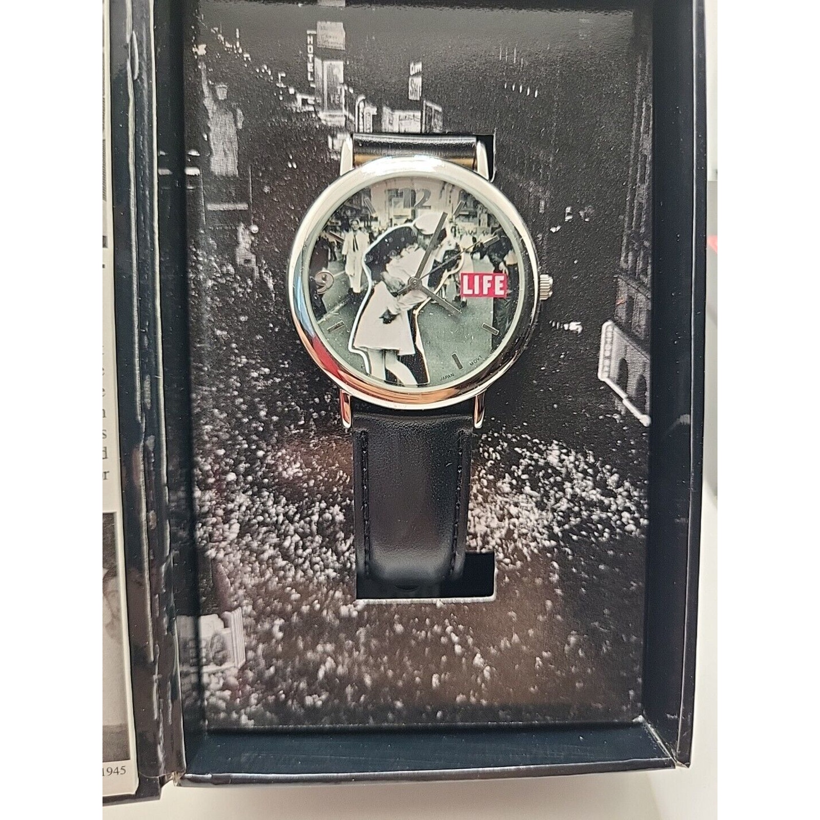 Watch Jewelry THE WAR IS OVER LIFE TIMES SQUARE N.Y SAILOR KISSING NURSE 1945