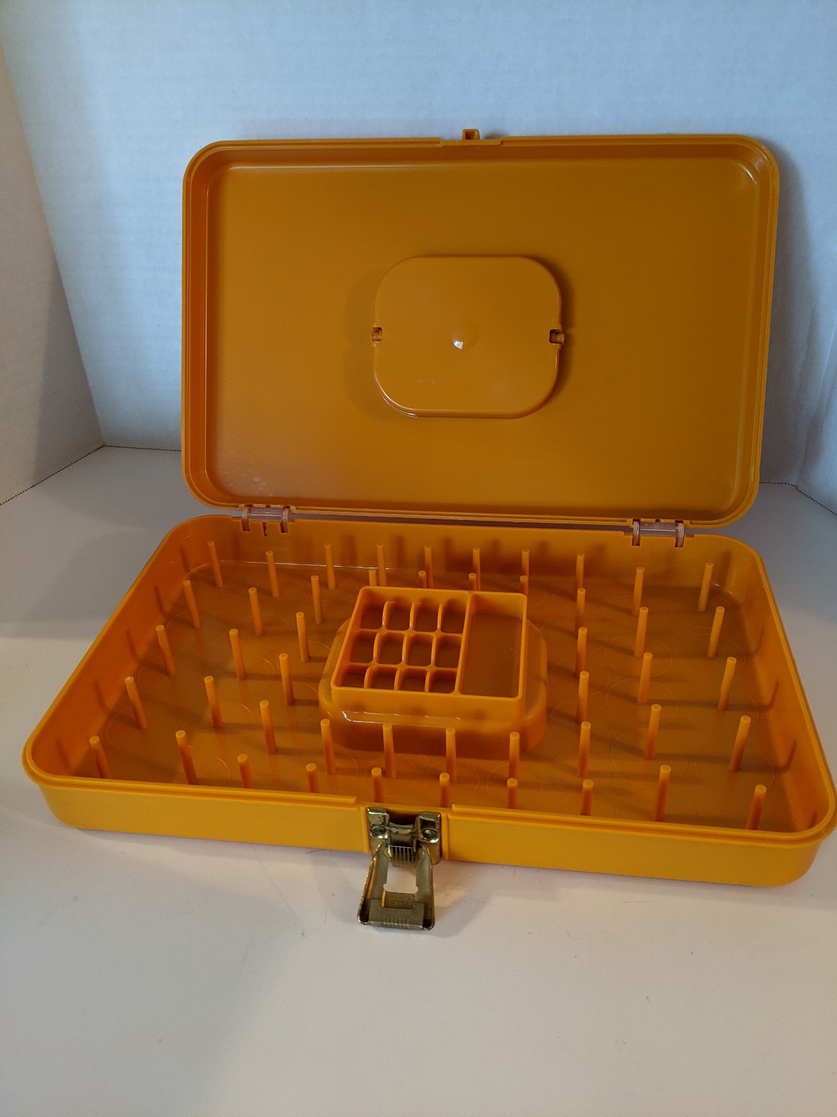 Vintage Wilson Wilhold Plastic Sewing Box Thread Bobbin Organizer Harvest Gold J Vintage Wilson Wilhold Plastic Sewing Box Thread Bobbin Organizer Harvest Gold J